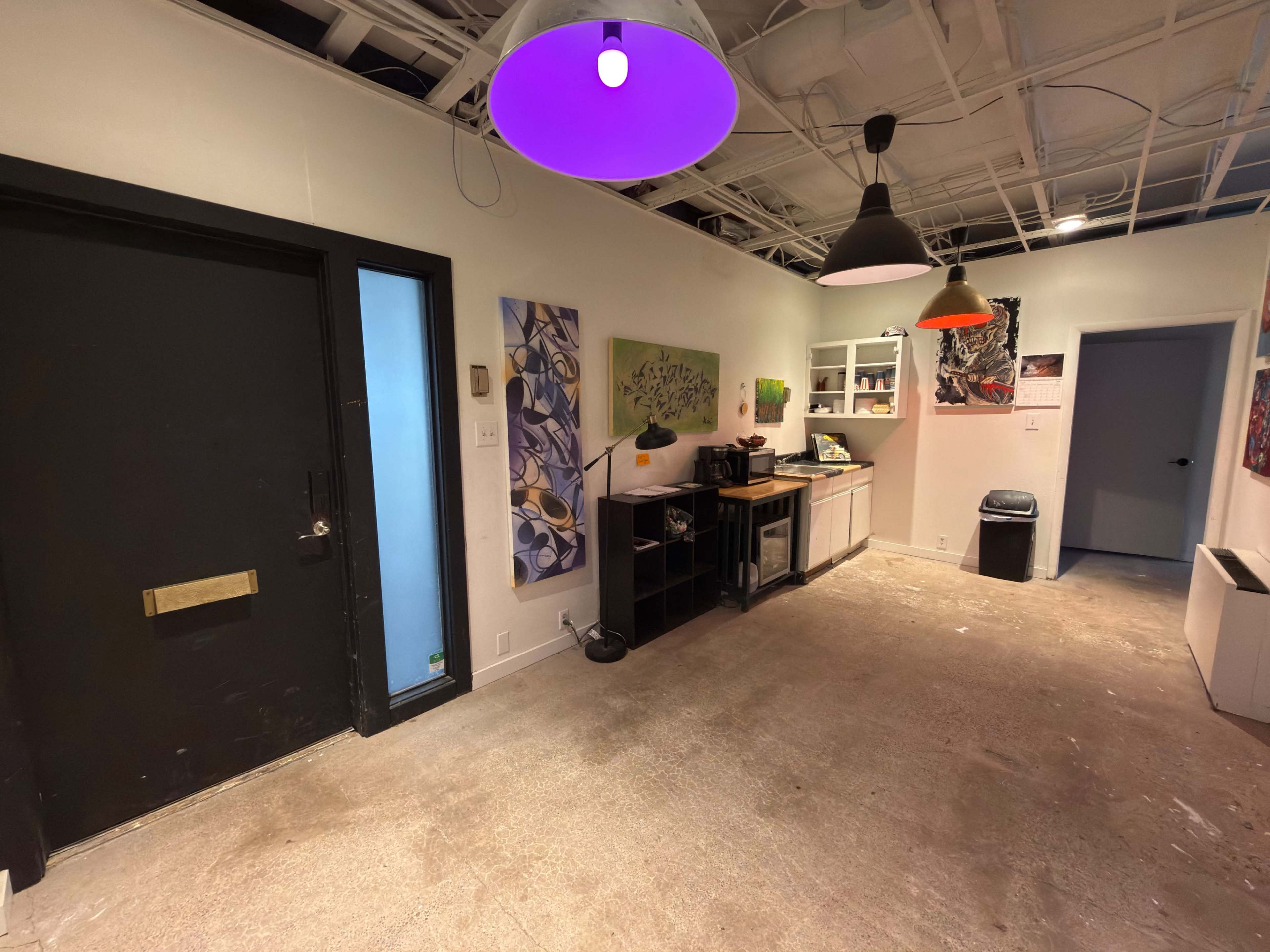 Affordable Photo-studio with Multiple Backdrops and Rentable Lighting Equipment. Image in Eiber, Lakewood, CO