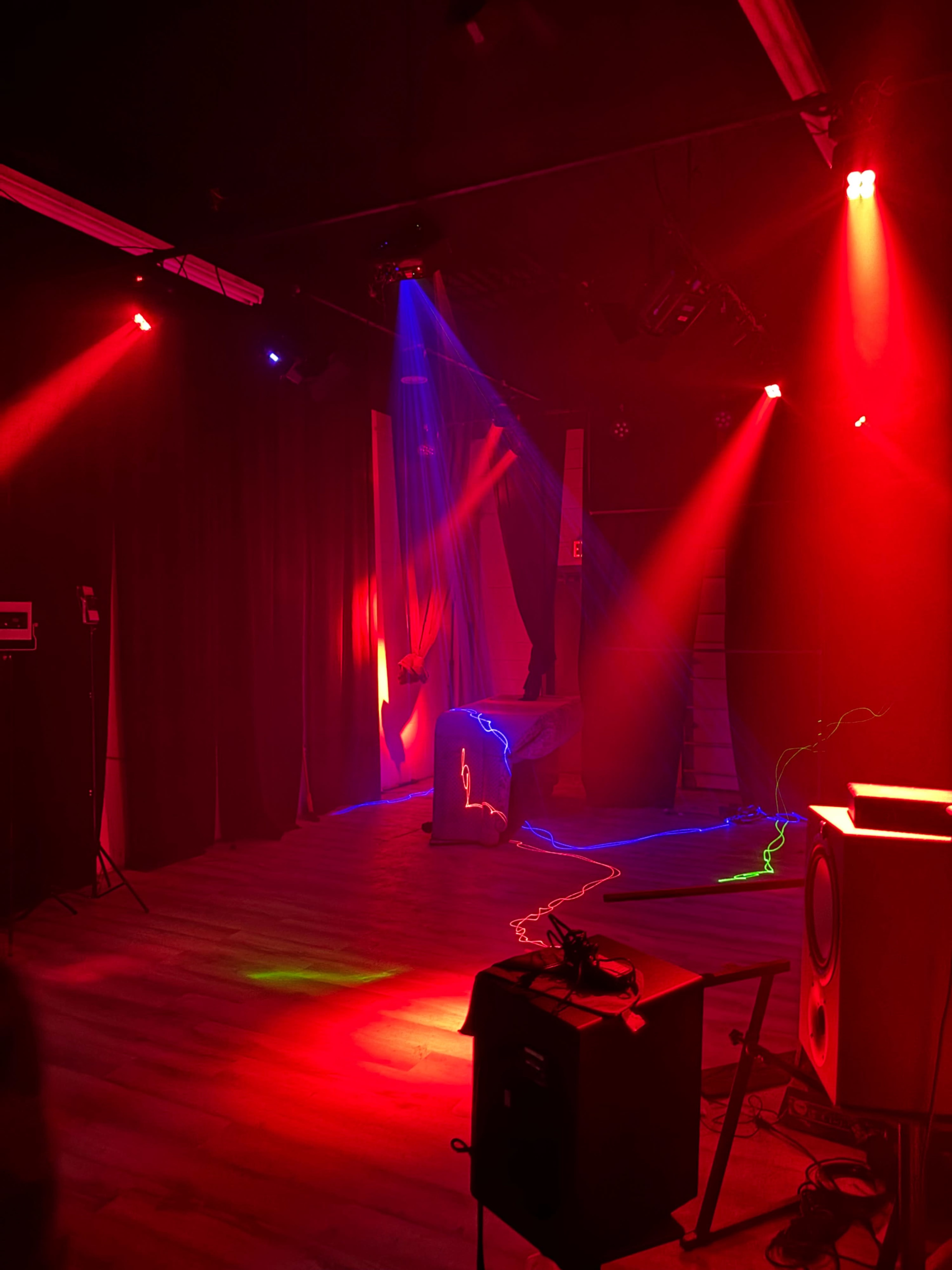 Enhanced lighting 360 blackout curtain film studio Image in Scarborough City Centre, Scarborough, ON