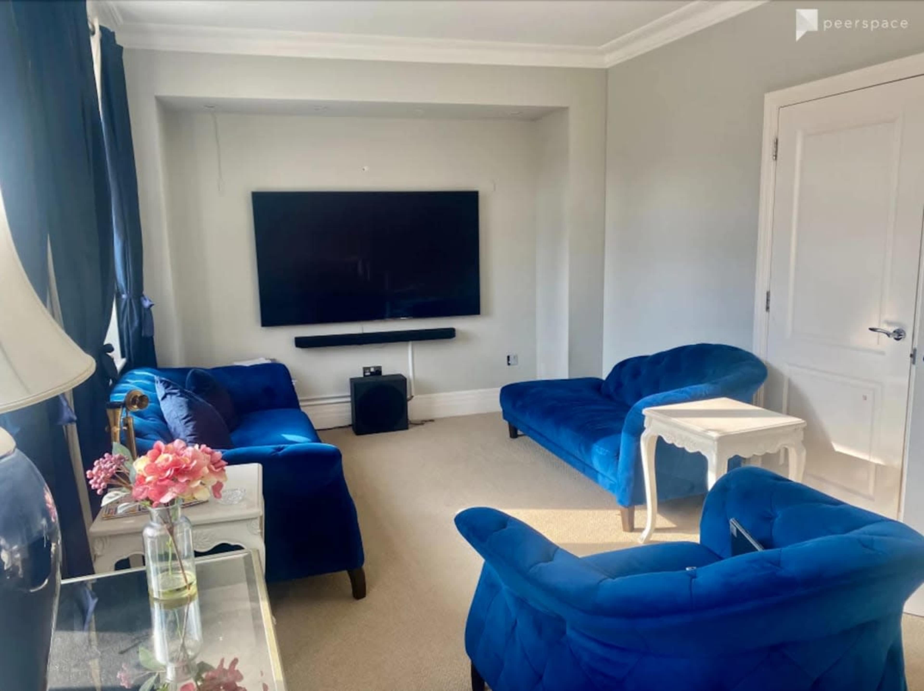 Beautiful townhouse-with fountains, bridges, ponds and green gardens outside Image in Kew, Richmond