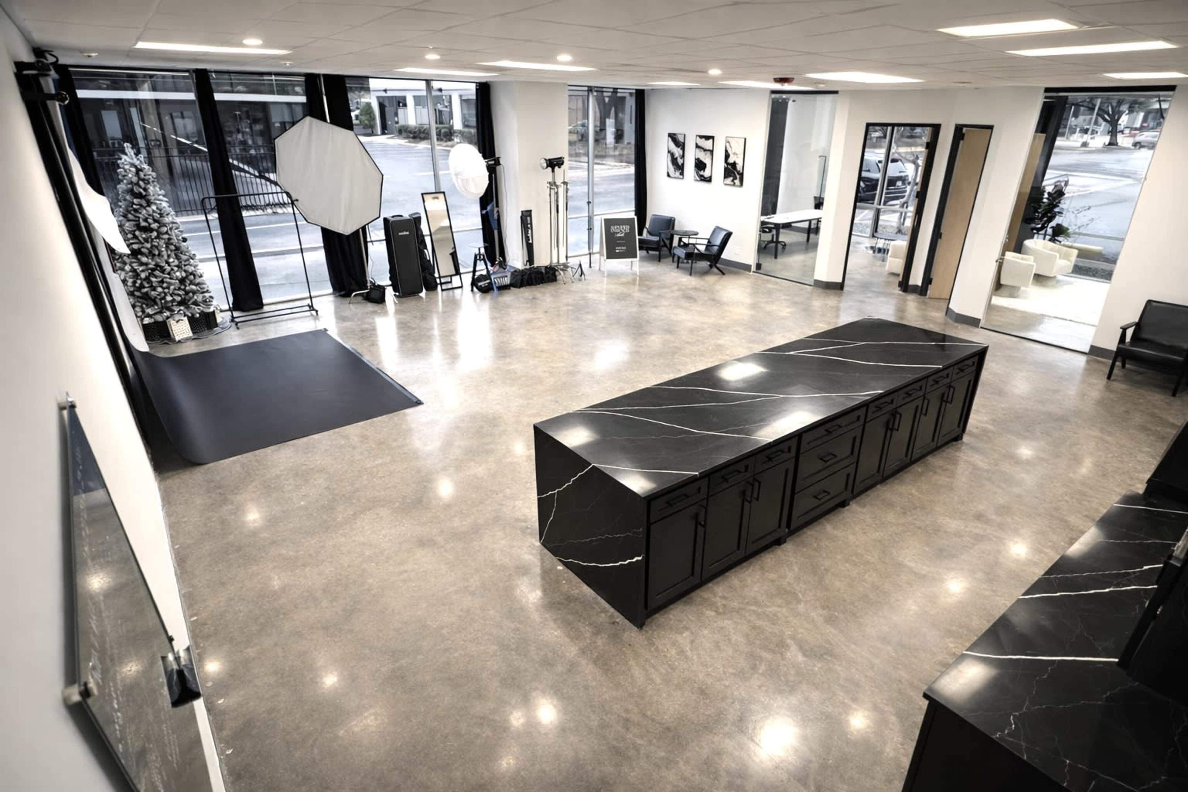 Modern Addison Studio with Multiple Photo Setups & Natural Lighting Image in Far North Dallas, Dallas, TX