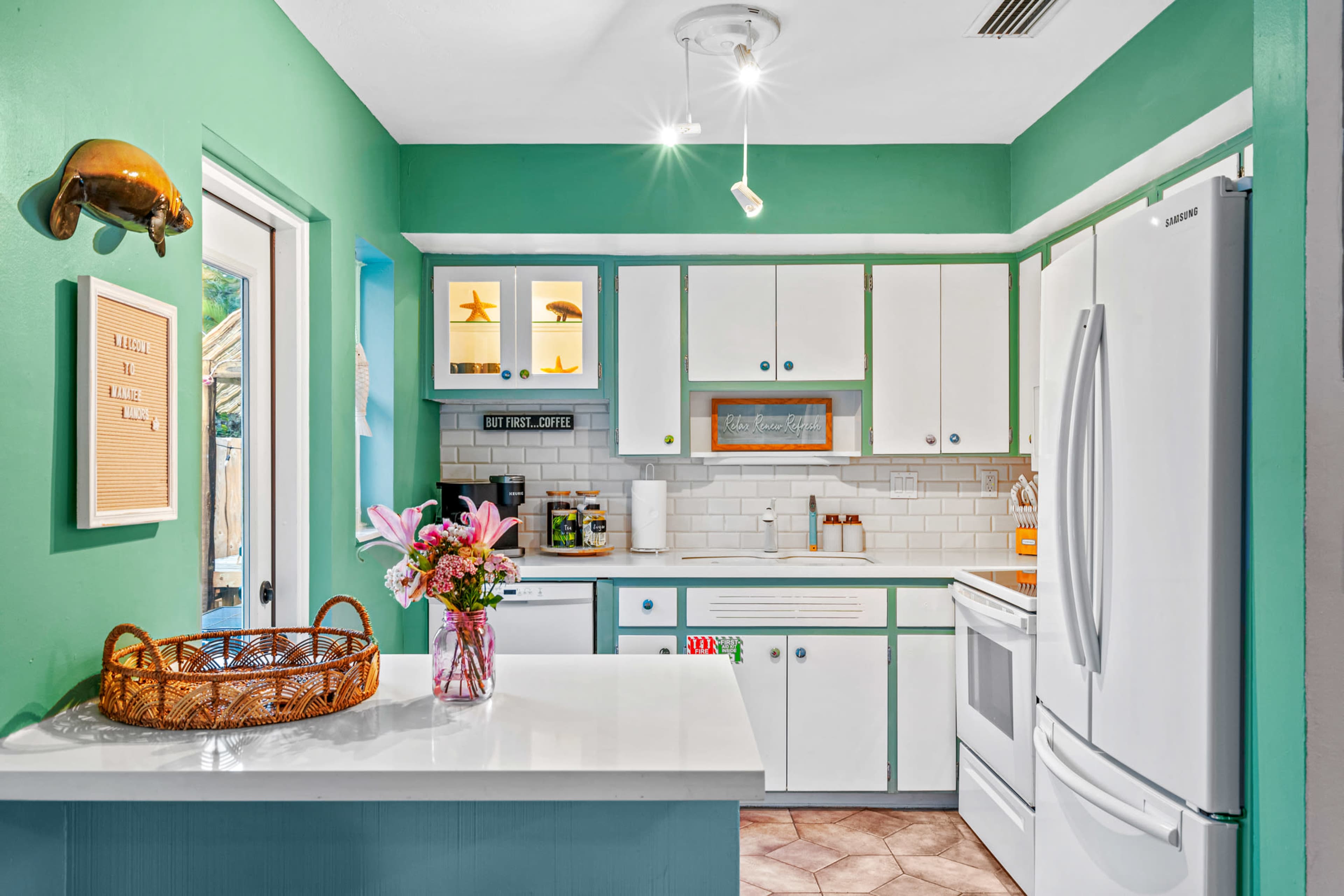 Vibrant Outdoor Retreat with Pool | Ideal for Shoots & Gatherings Image in Wilton Manors, Wilton Manors, FL