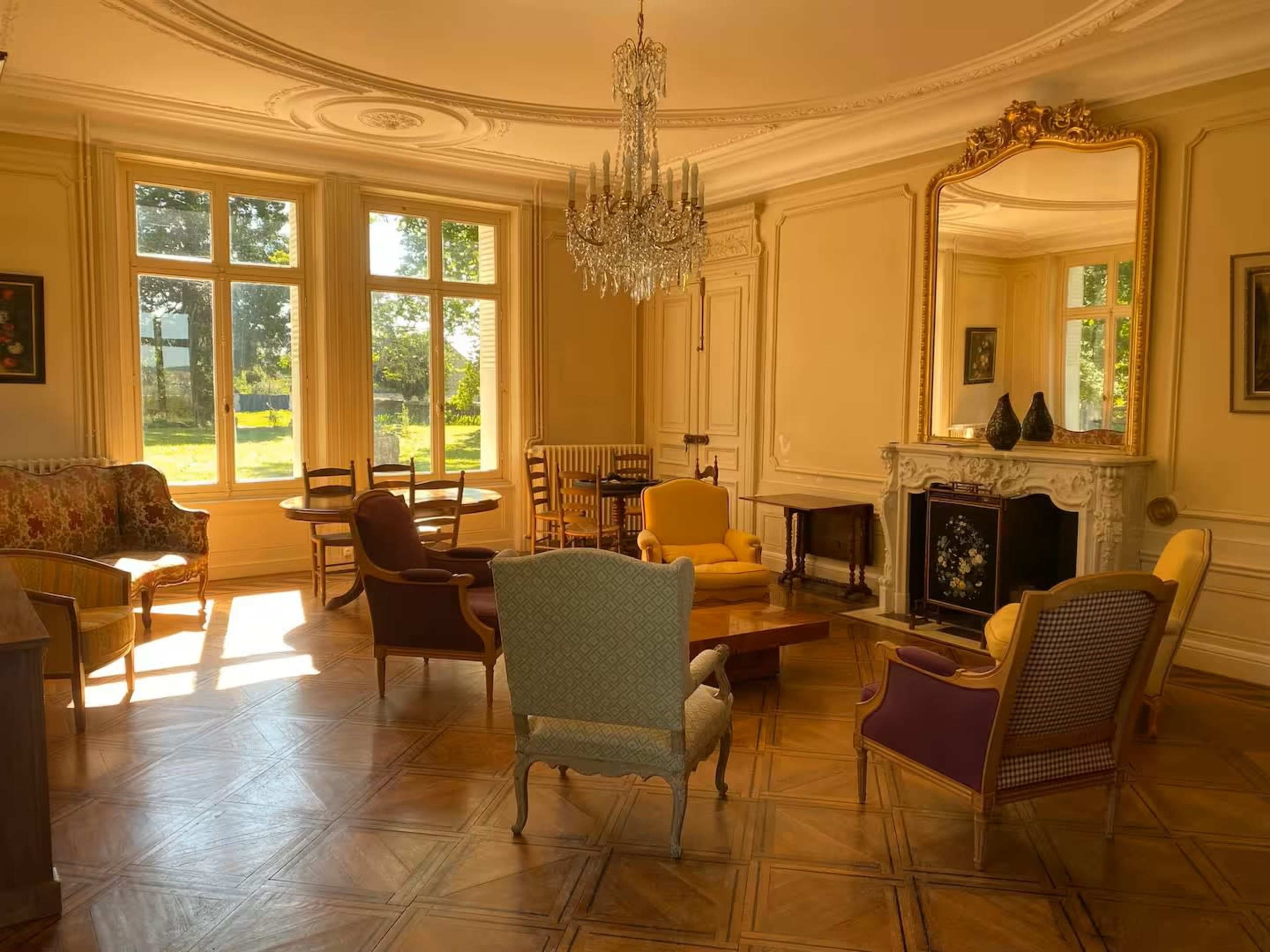 Elegant & Renovated Manor : in between city & nature Image dans , Avallon, 
