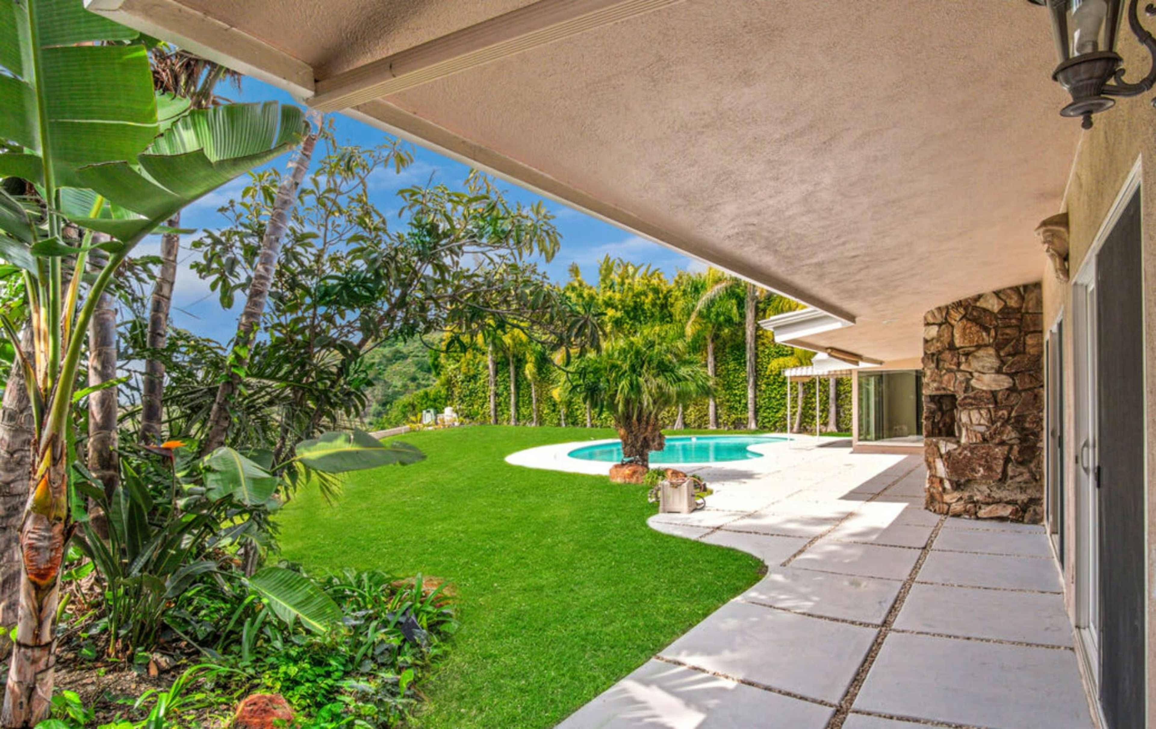 HILLTOP OASIS: PANORAMIC VIEWS & BRIGHT INTERIORS Image in Trousdale Estates, Beverly Hills, CA