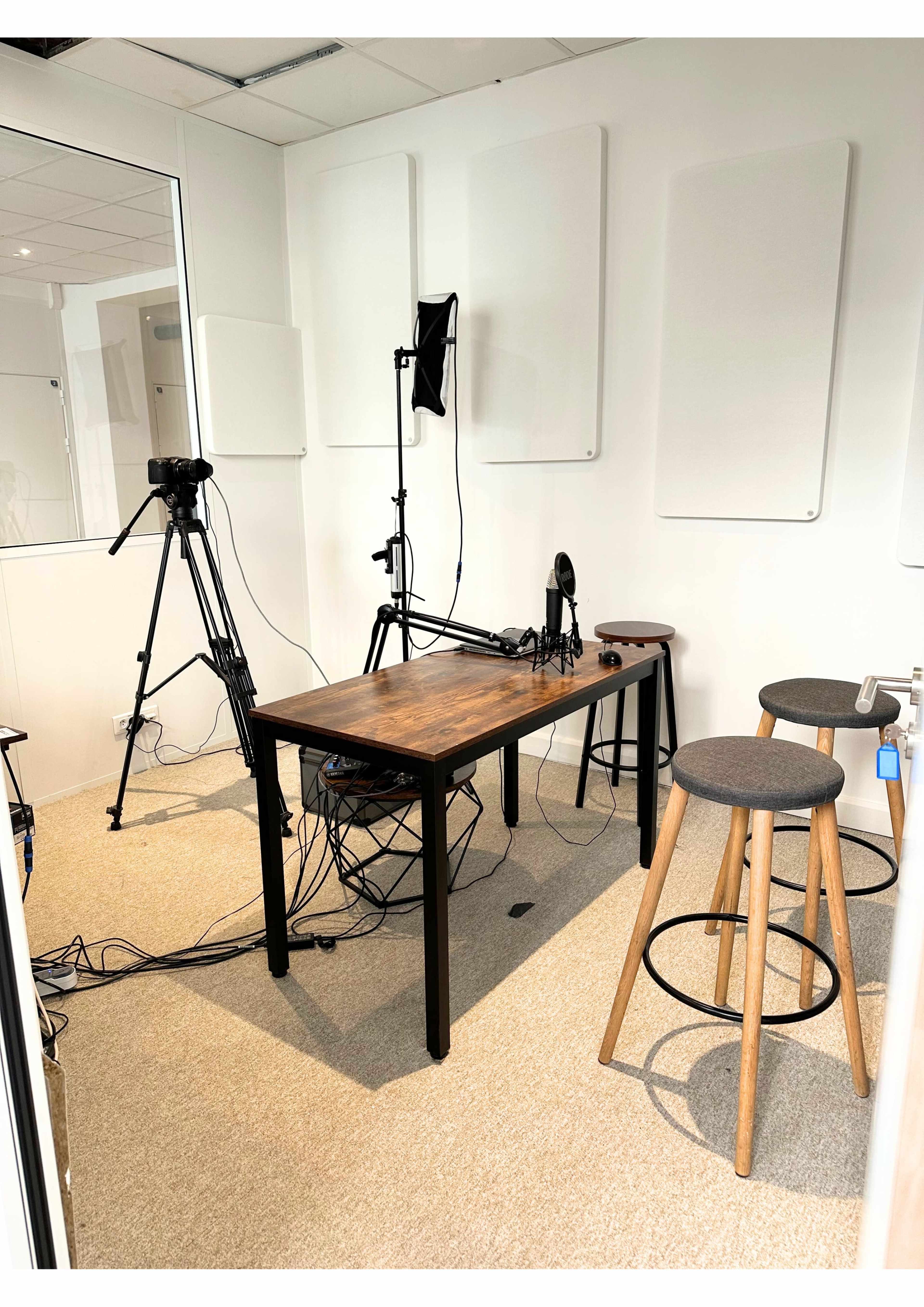 Un studio de quatorze salles séparées entièrement équipées Image in Roquette, Paris, 