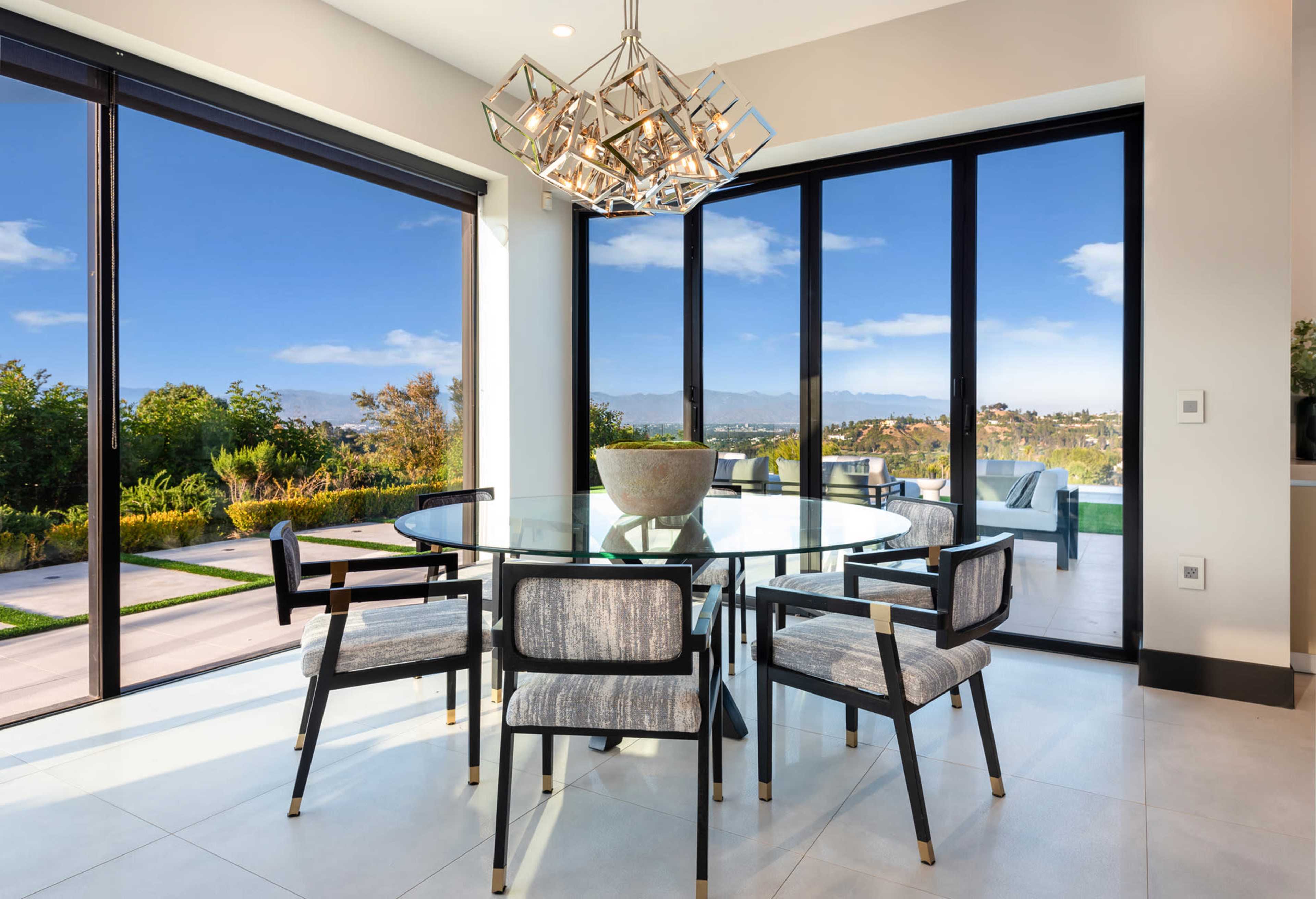 GAYLE VILLA MODERN W/INFINITY POOL CANYON VIEWS Image in Tarzana, Los Angeles, CA