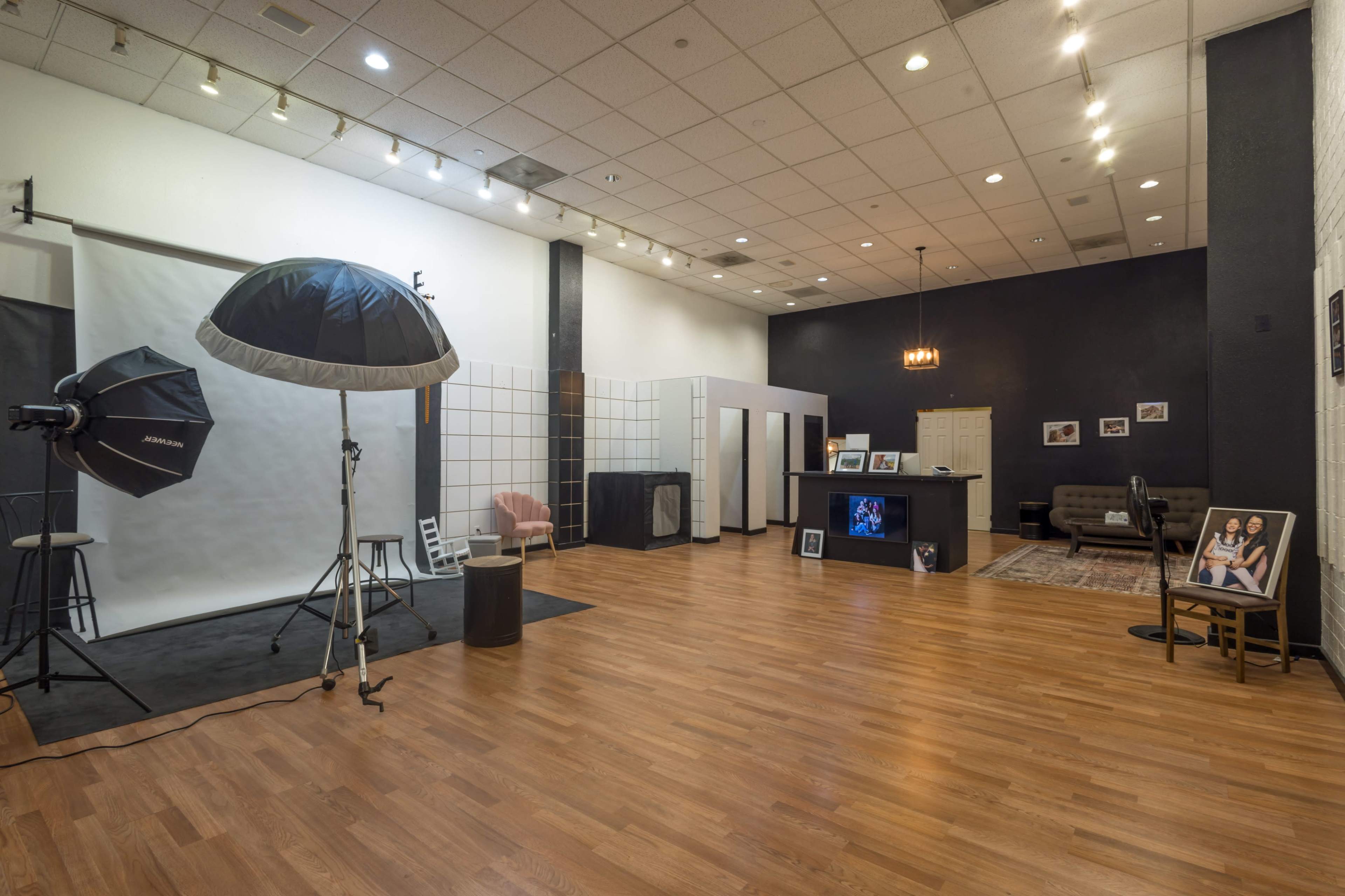 Upscale Private Minimalistic Canvas Backdrop Fine Art Photo Studio in North Colorado Springs Chapel Hills Mall Image in Briargate, Colorado Springs, CO