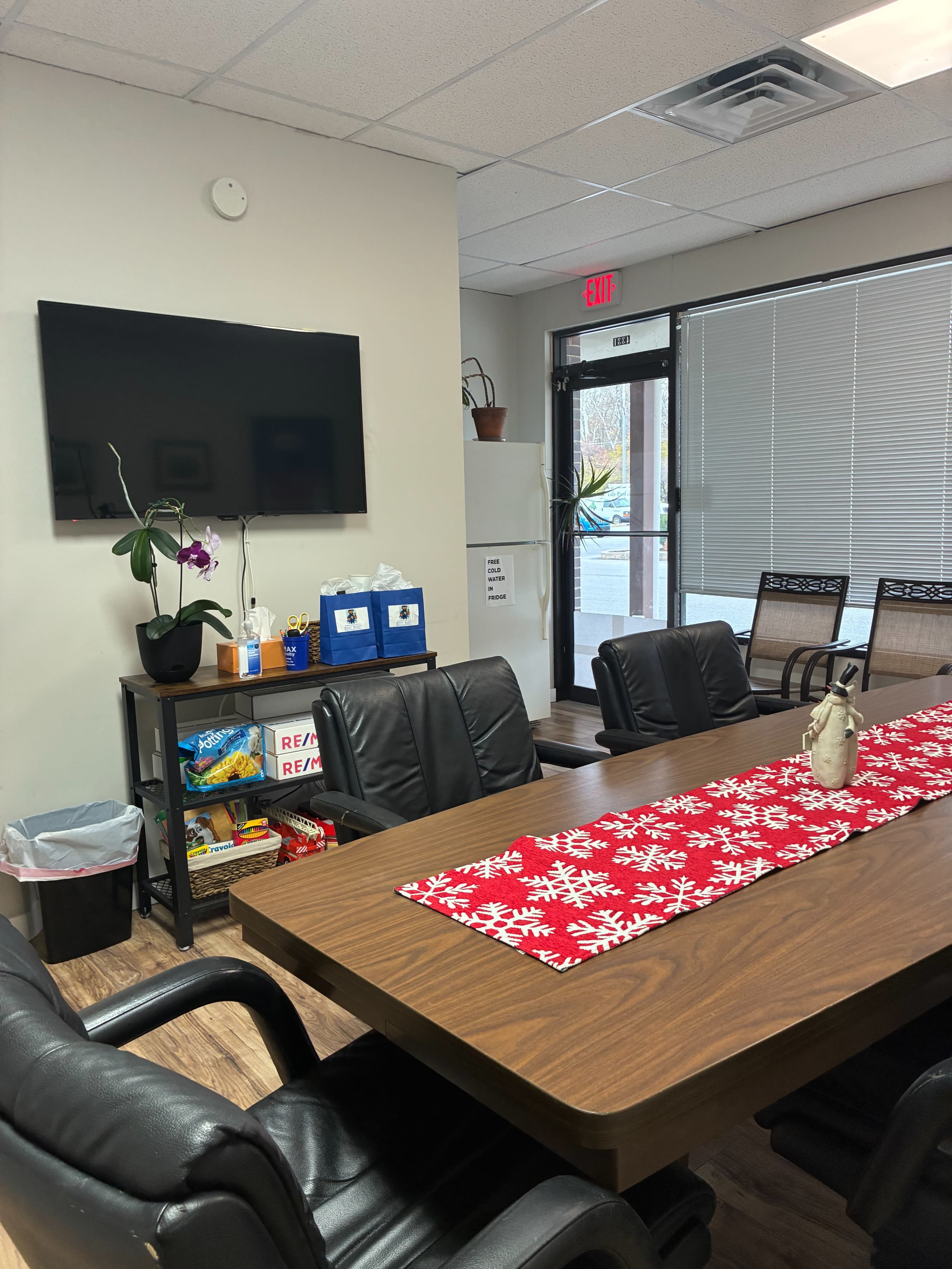 Professional Conference Room – Seats 10 with Smart TV & Parking Image in West Sadsbury Township, Downingtown, PA