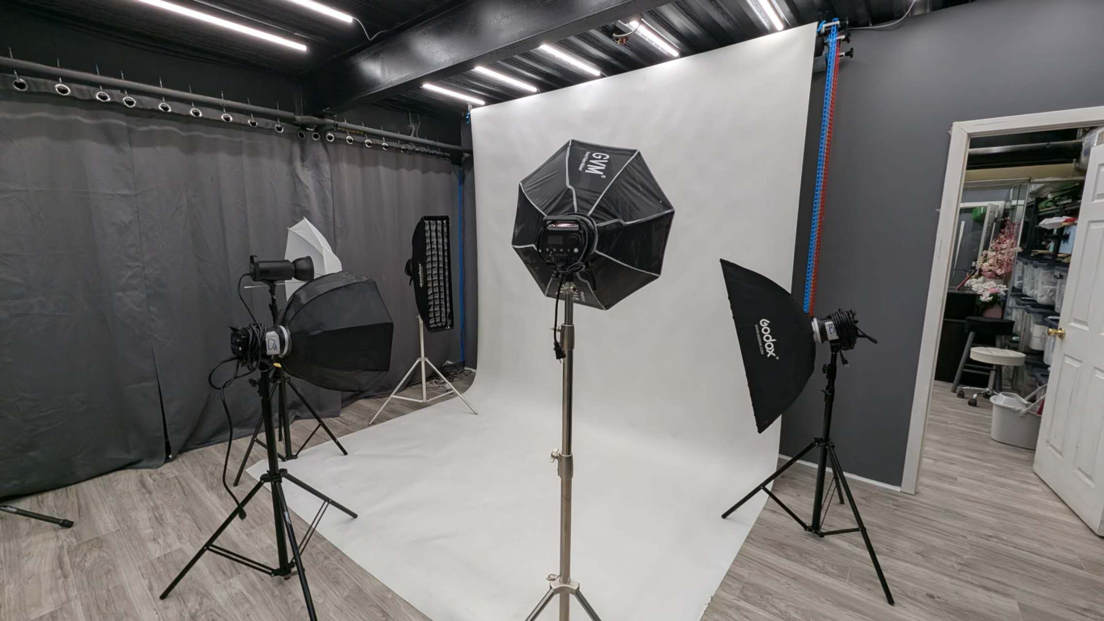 Queens largest photo studio with professional flash light Image in Murray Hill, FLUSHING, NY