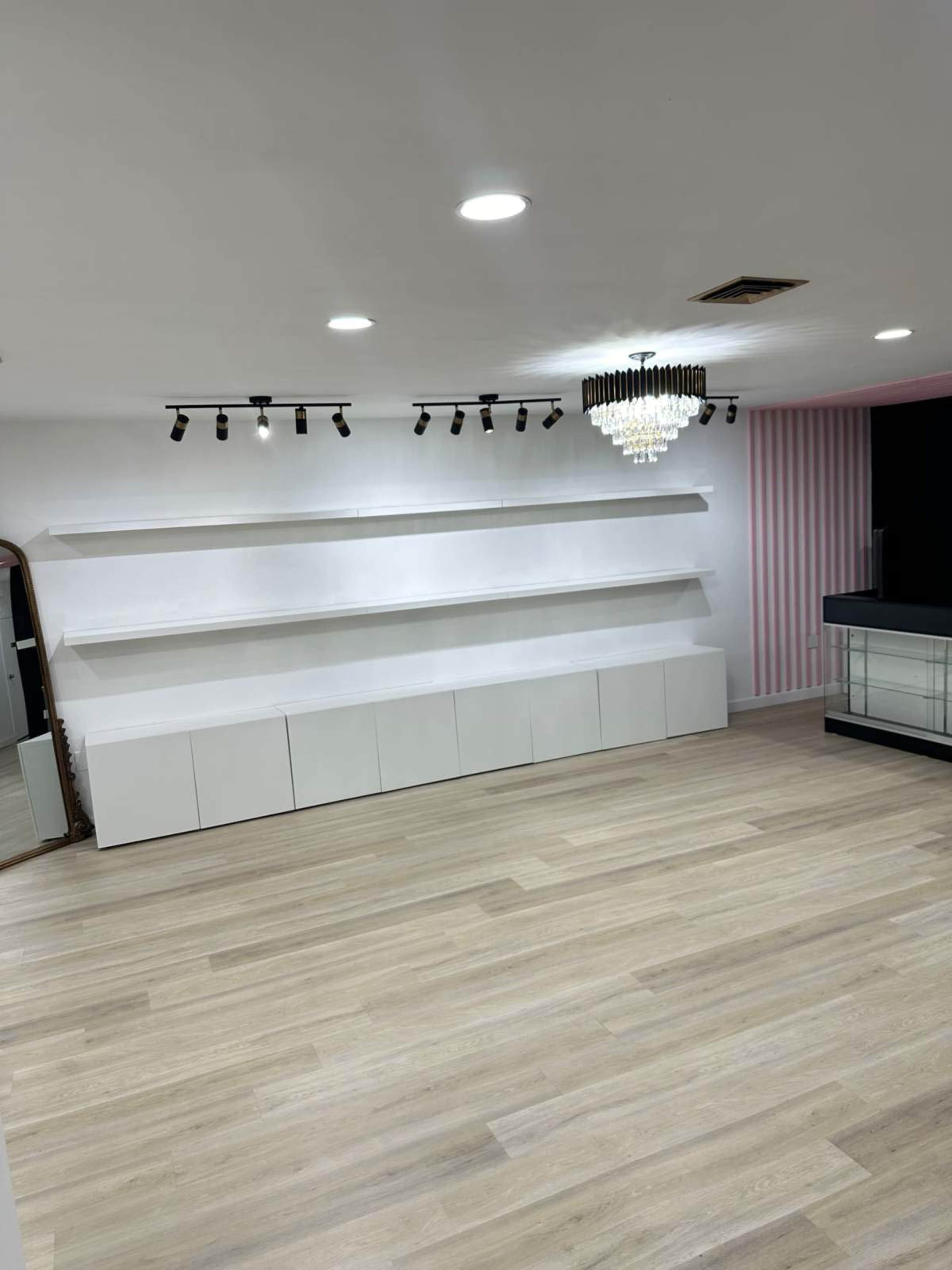 A small modern luxurious loft located in lanham, tailored for intimate events with a clean and elegant aesthetic. Image in Glenn Dale, lanham, MD