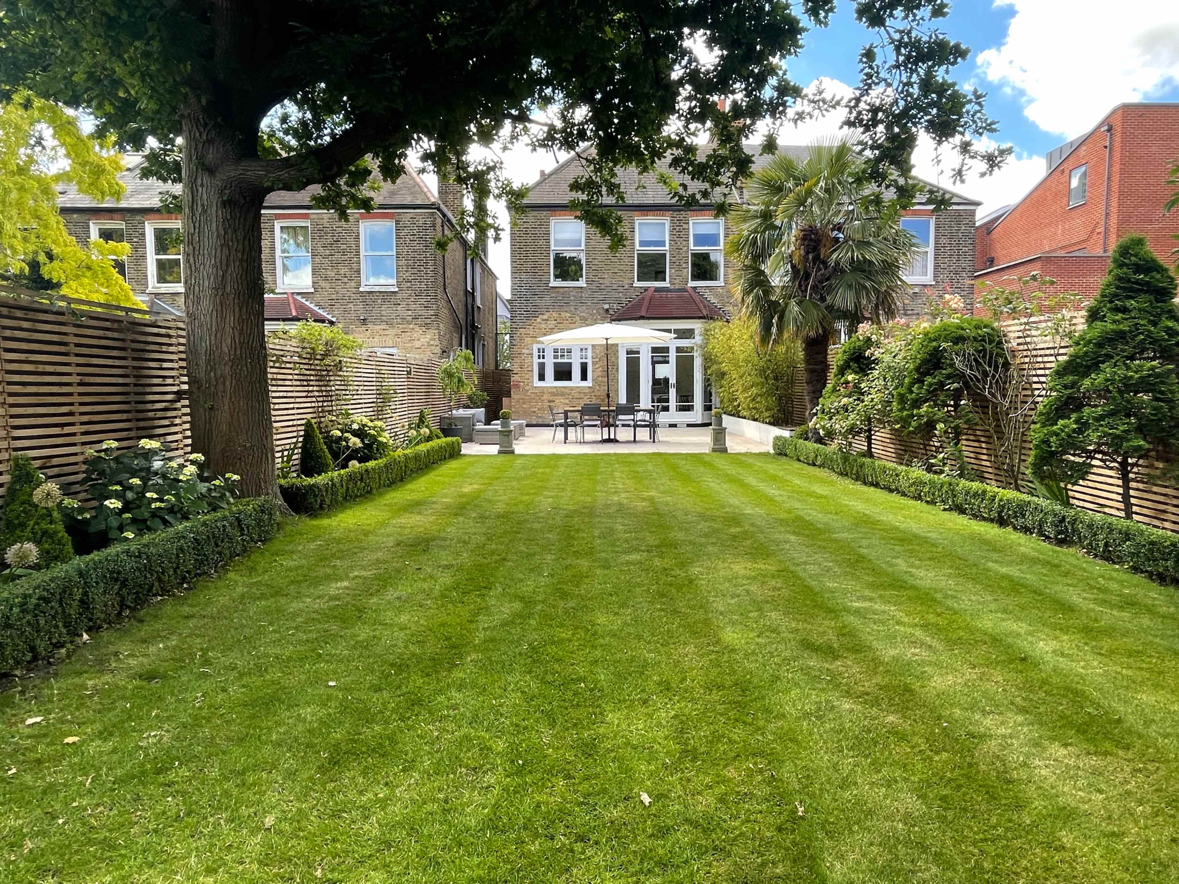 100ft Garden with Large Oak Tree, Summer House Image in Catford, london