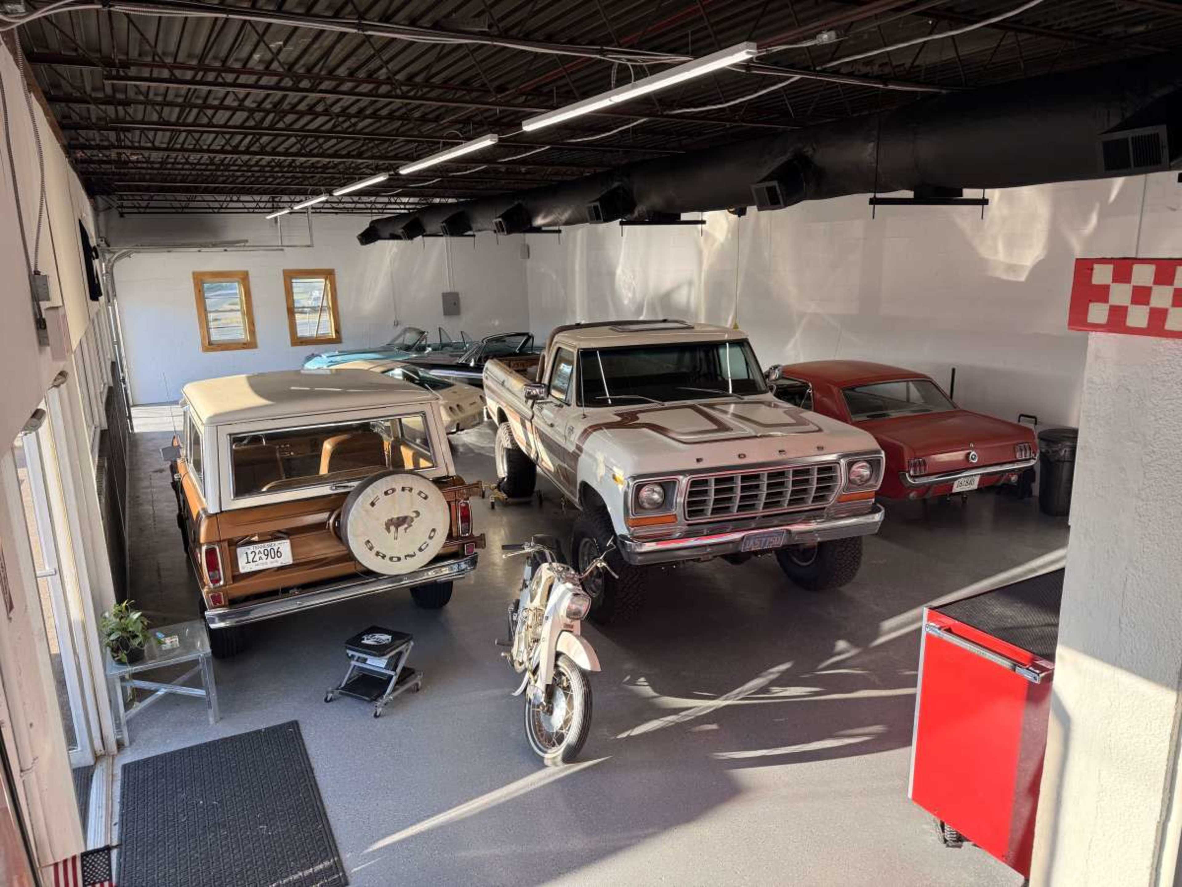 Classic Car Garage and Retro Office Image in Hendersonville, Hendersonville, TN