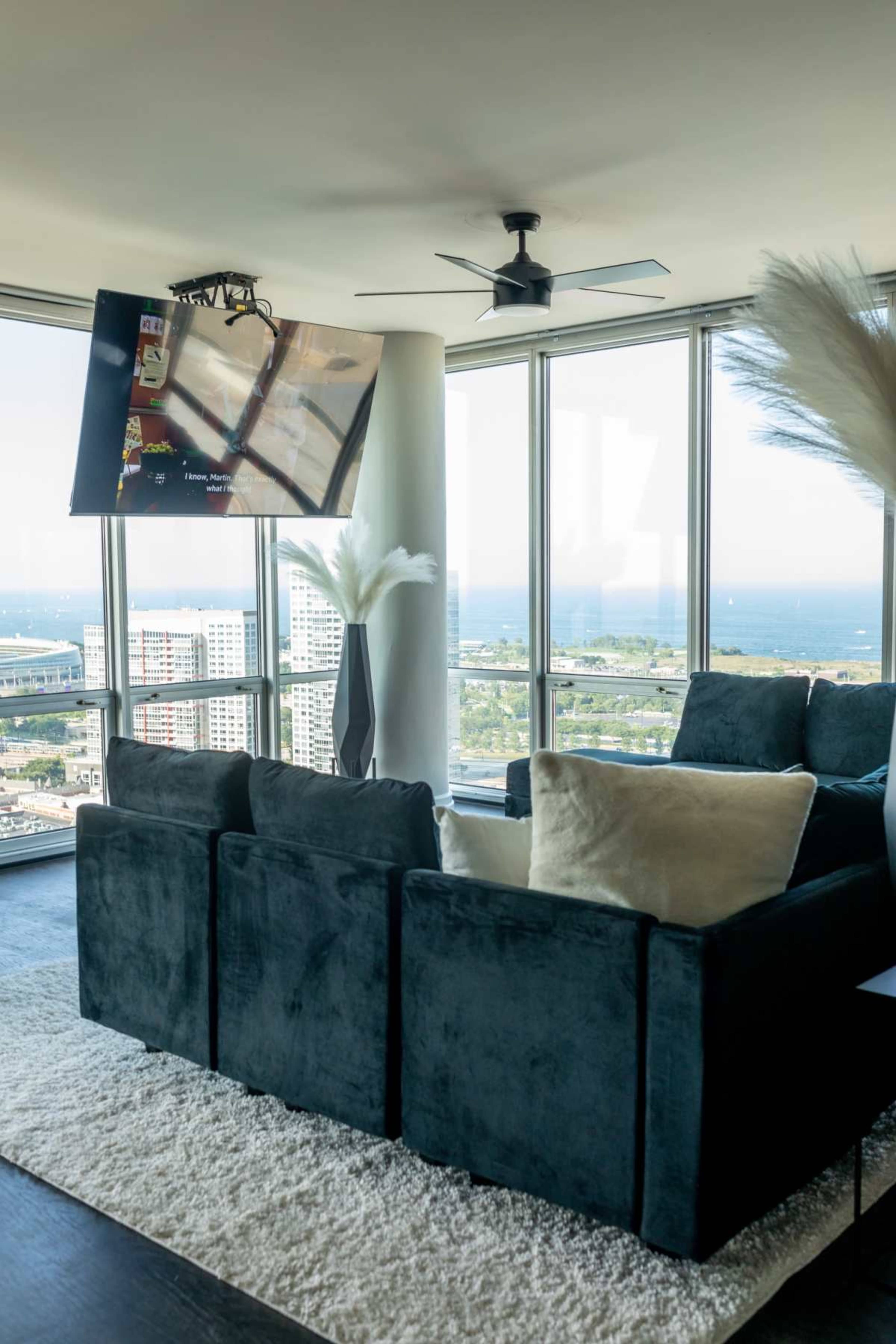 Lux Loop Retreat: Amazing Views, Free Parking Image in Near South Side, Chicago, IL