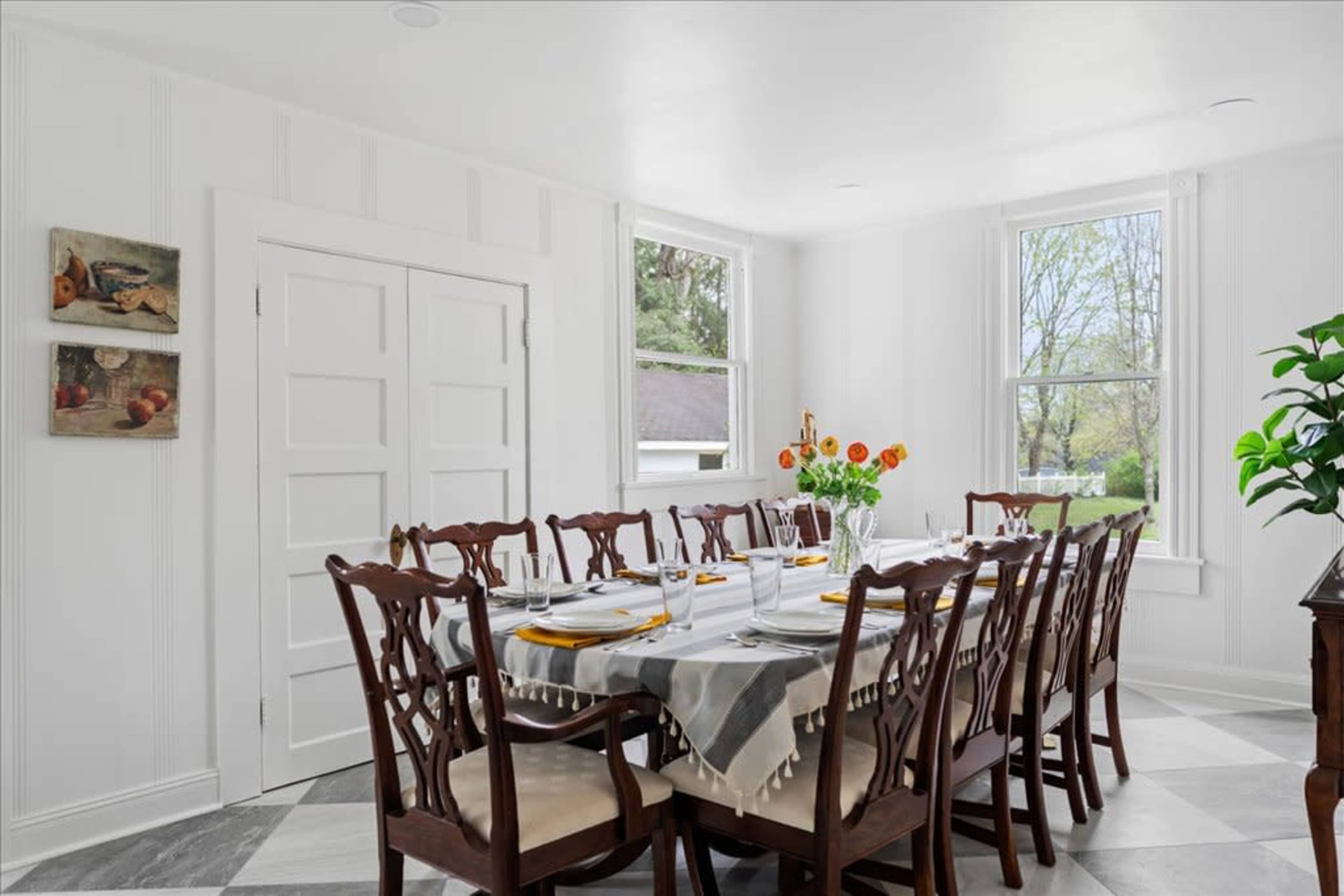 Charming Downtown Home W/ Large Yard, Many Gathering Areas And Speakeasy Image in Murfreesboro, Murfreesboro, TN