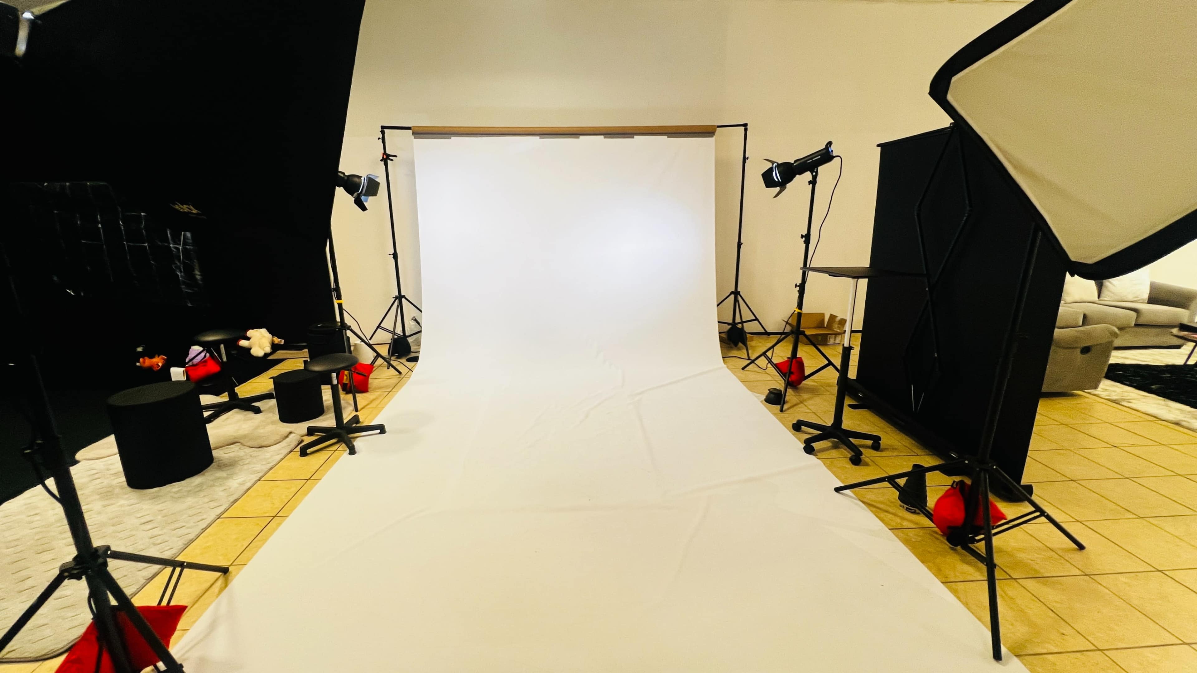 Lovelenz studio is located in Poughkeepsie Galleria, 1600sq/ft long. Specifically designed for Portraits. Image in Poughkeepsie, Poughkeepsie, NY