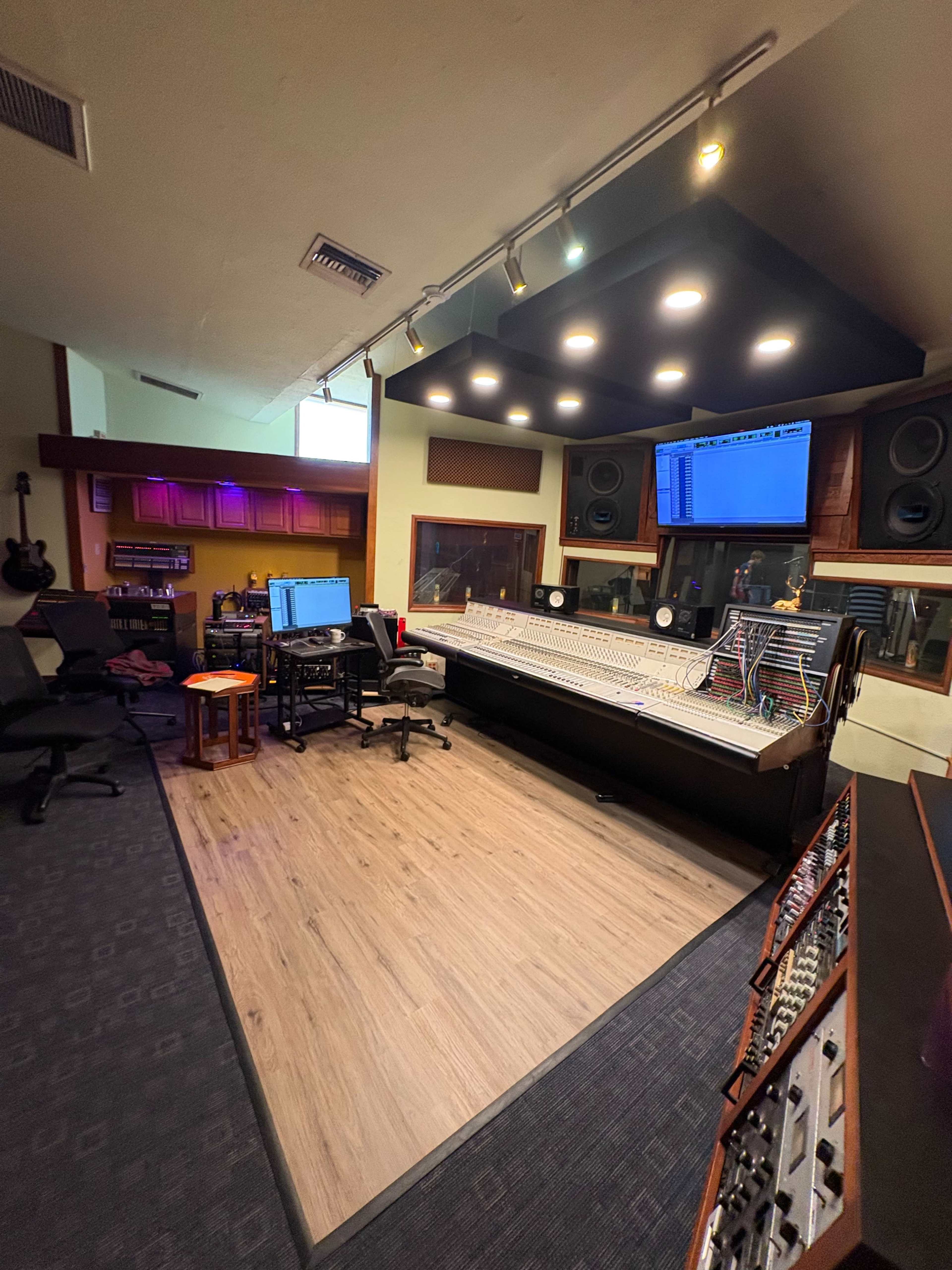 Music Studio with great parking, true privacy, and a timeless vintage feel Image in Van Nuys, Van Nuys, CA