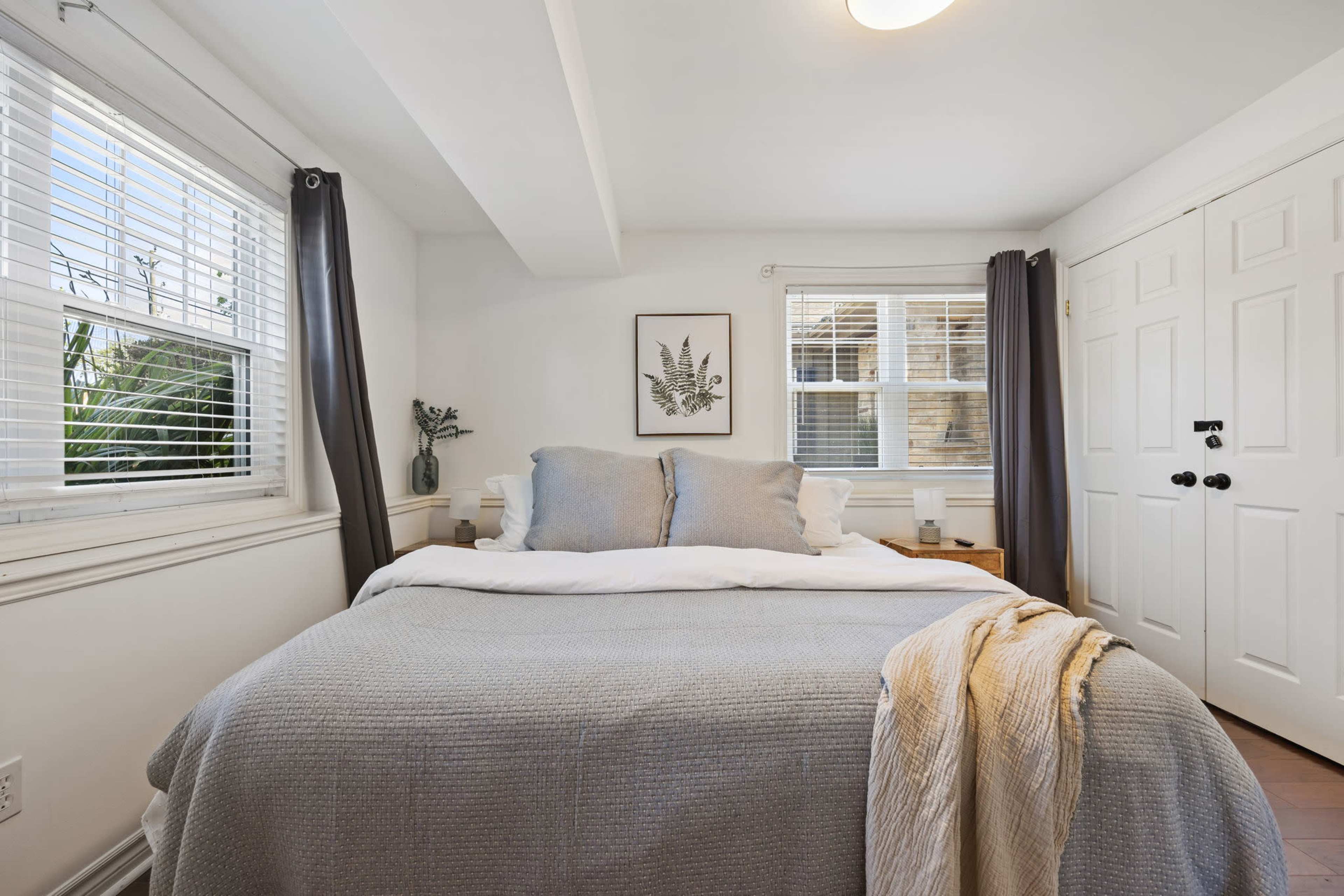 The Nautical Nook   |    Luxury Beach House Image in Hamilton Beach A, Hamilton, ON