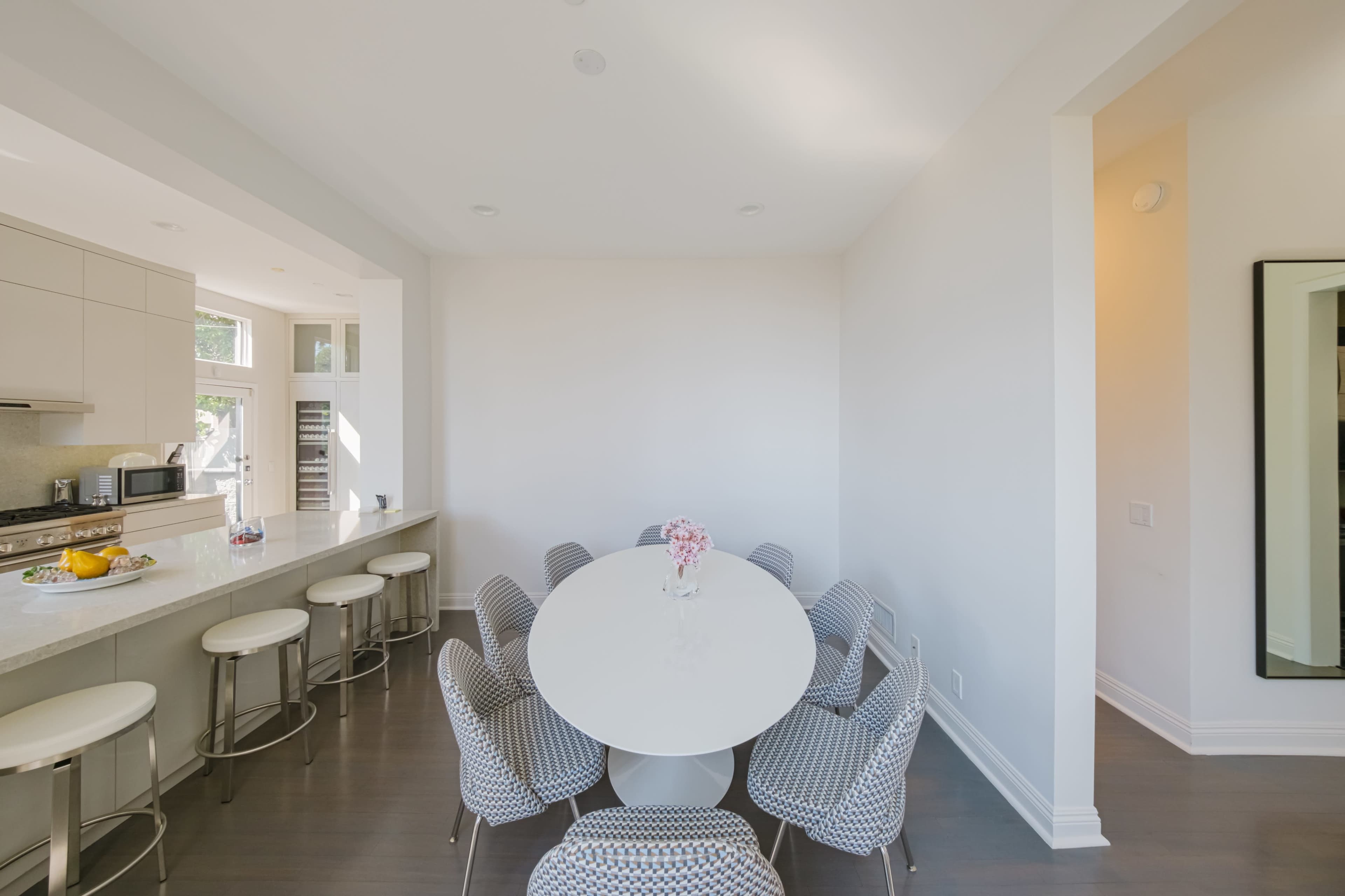 SUNSET ESCAPE: MODERN ELEGANCE ABOVE IT ALL Image in Central LA, Los Angeles, CA