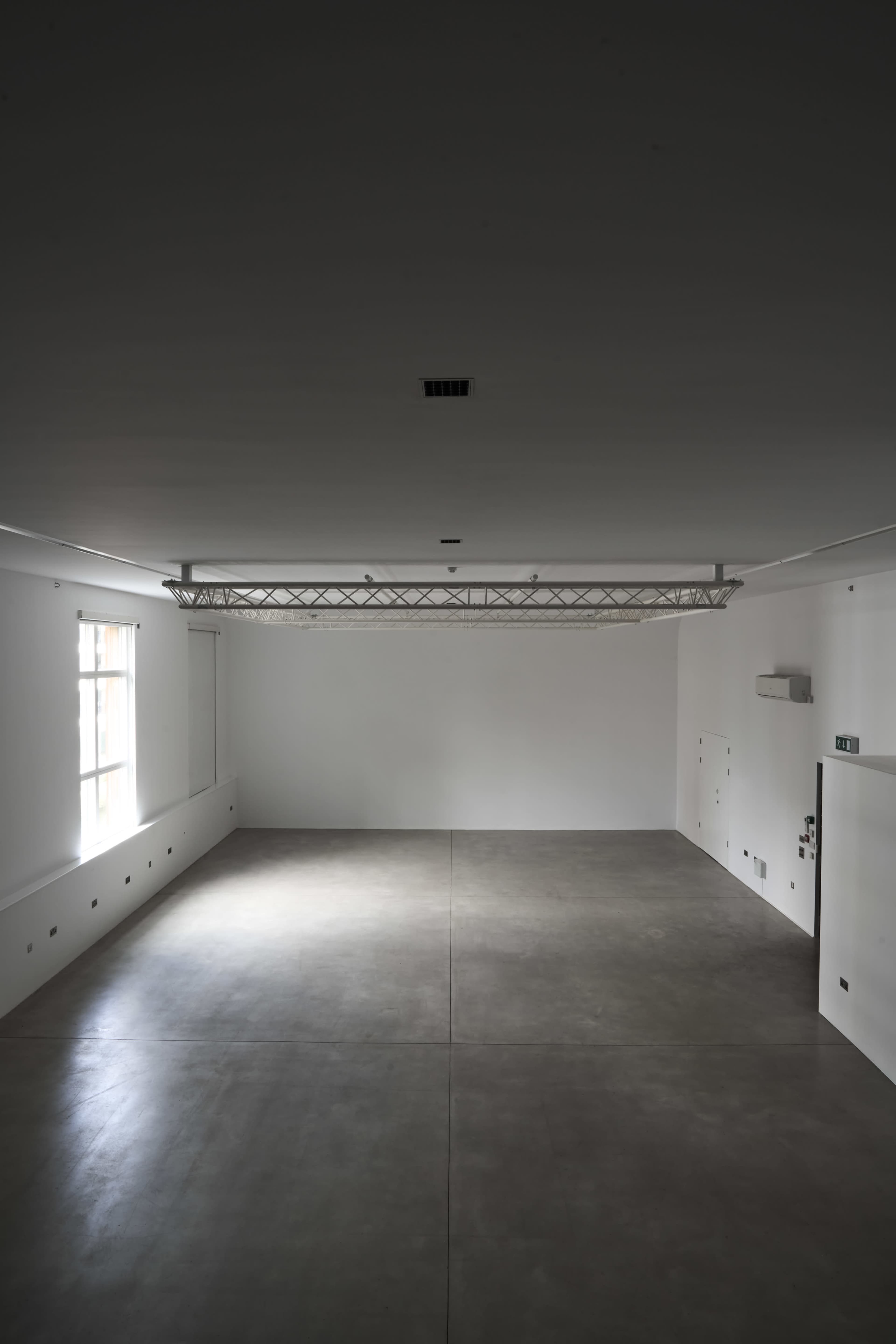 2000sq ft East London Photography studio - Natural light, large kitchen & private mezzanine. Kit also available. Image in London, London, ENG