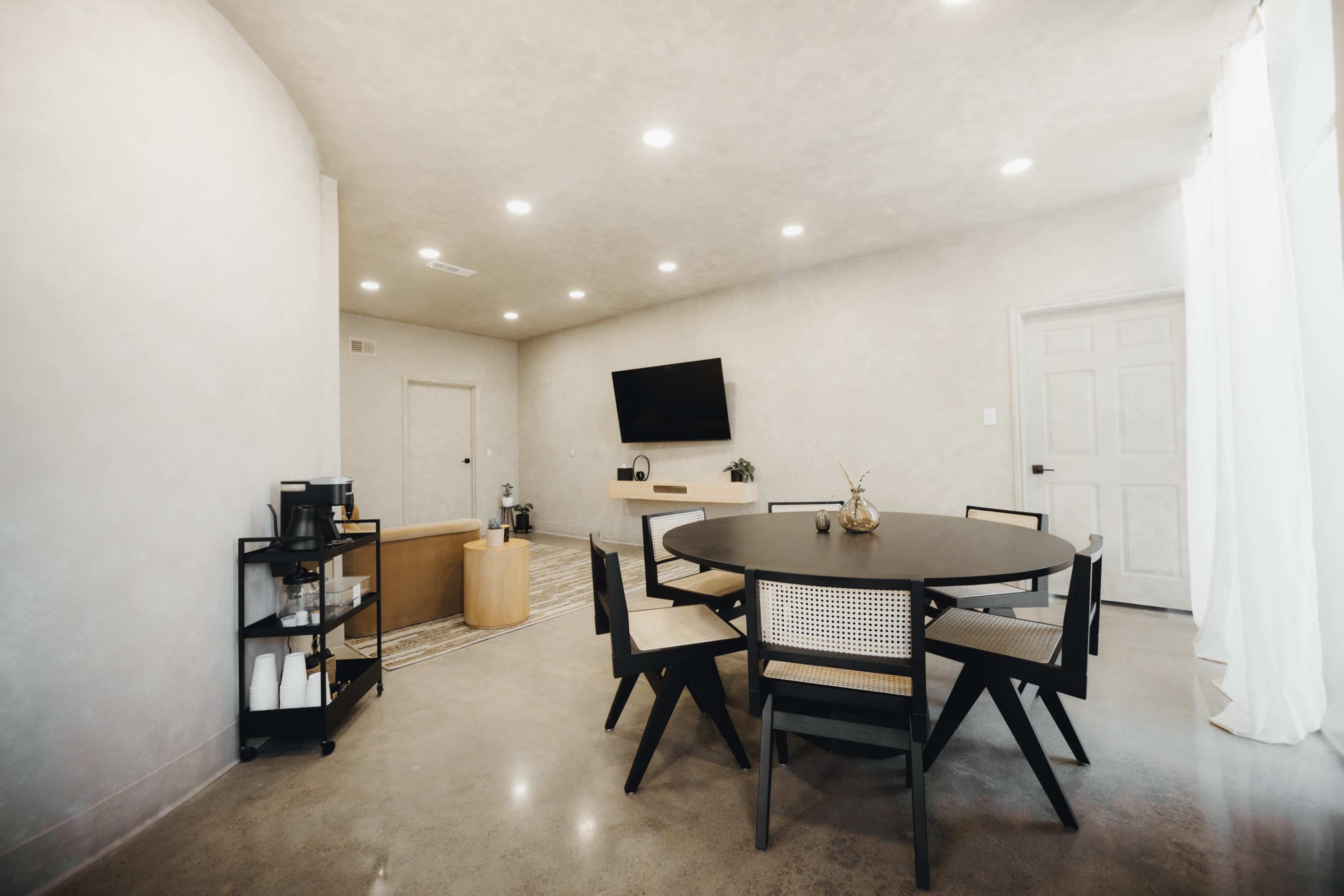 Neutral Organic Office Lounge Image in Whittier, Whittier, CA