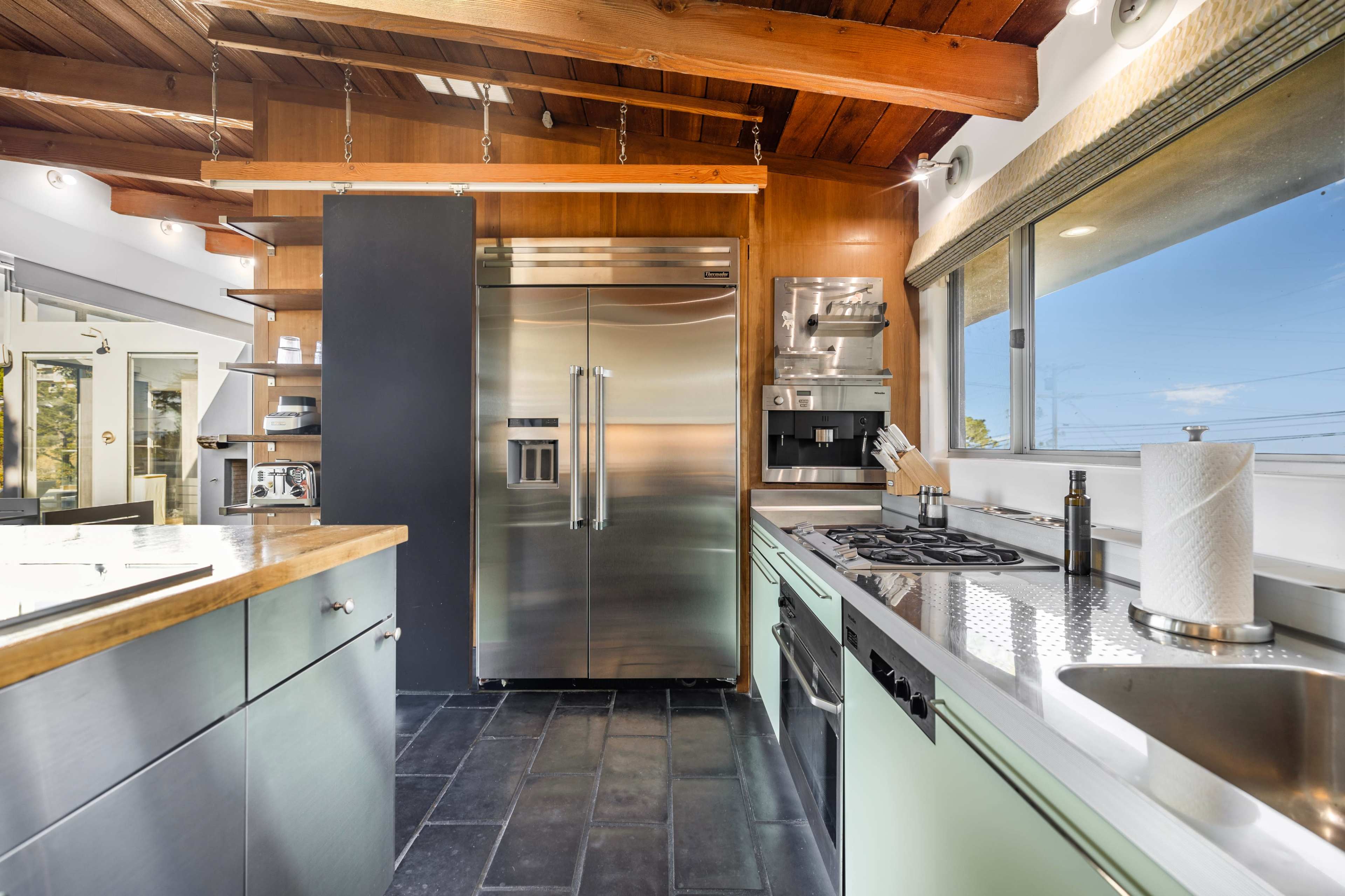 CANYON LIGHTHOUSE WITH DECKS, DRAMA & MID-MOD COOL Image in Central LA, Los Angeles, CA