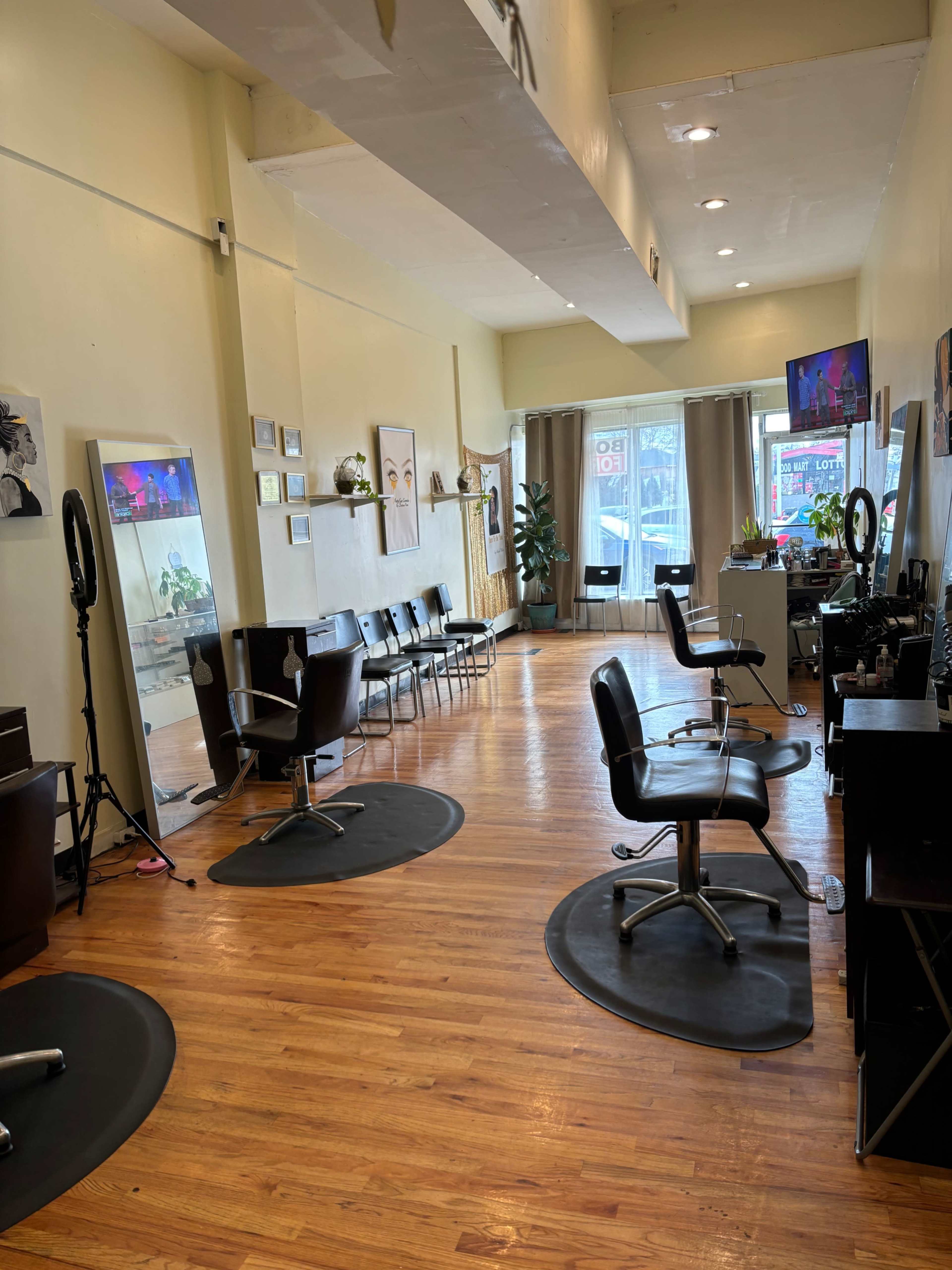 Classy, chic, modern salon in a suburban area . Image in Hempstead, Elmont, NY