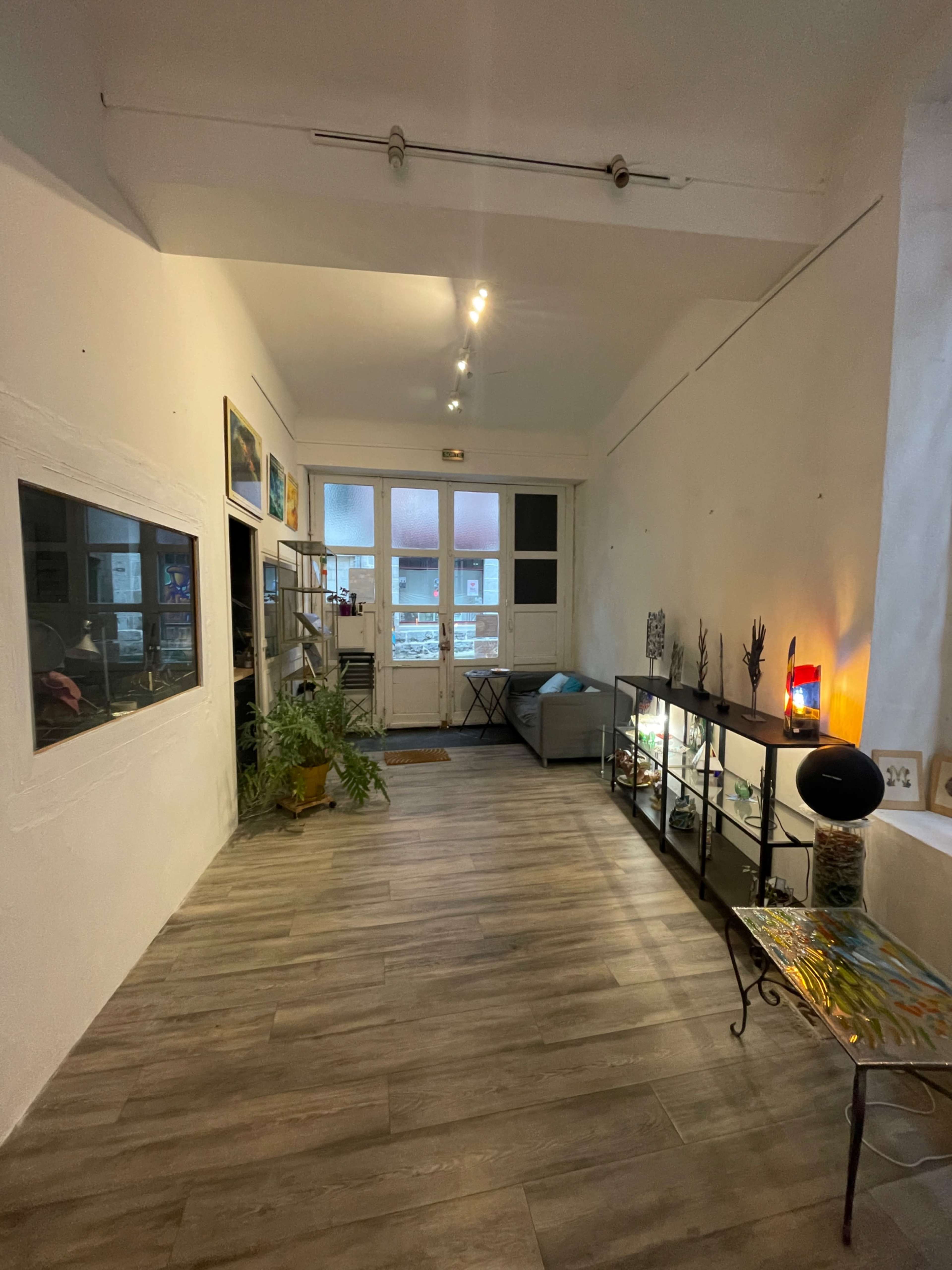 Atelier lumineux dans le quartier historique de Bayonne, près de la Cathédrale Image in , Bayonne