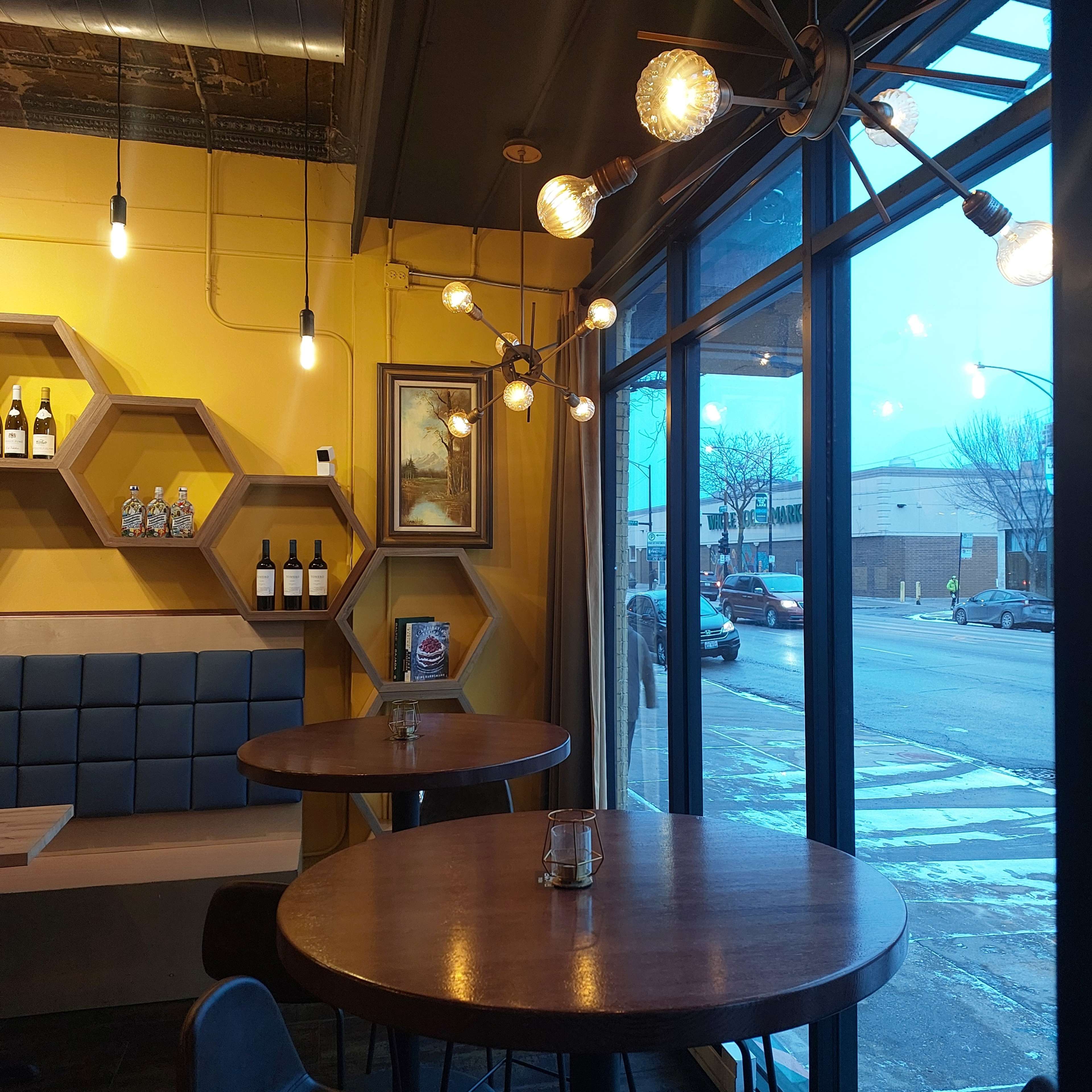 Urban excellent location Broadway ave. Image in Edgewater, Chicago, IL