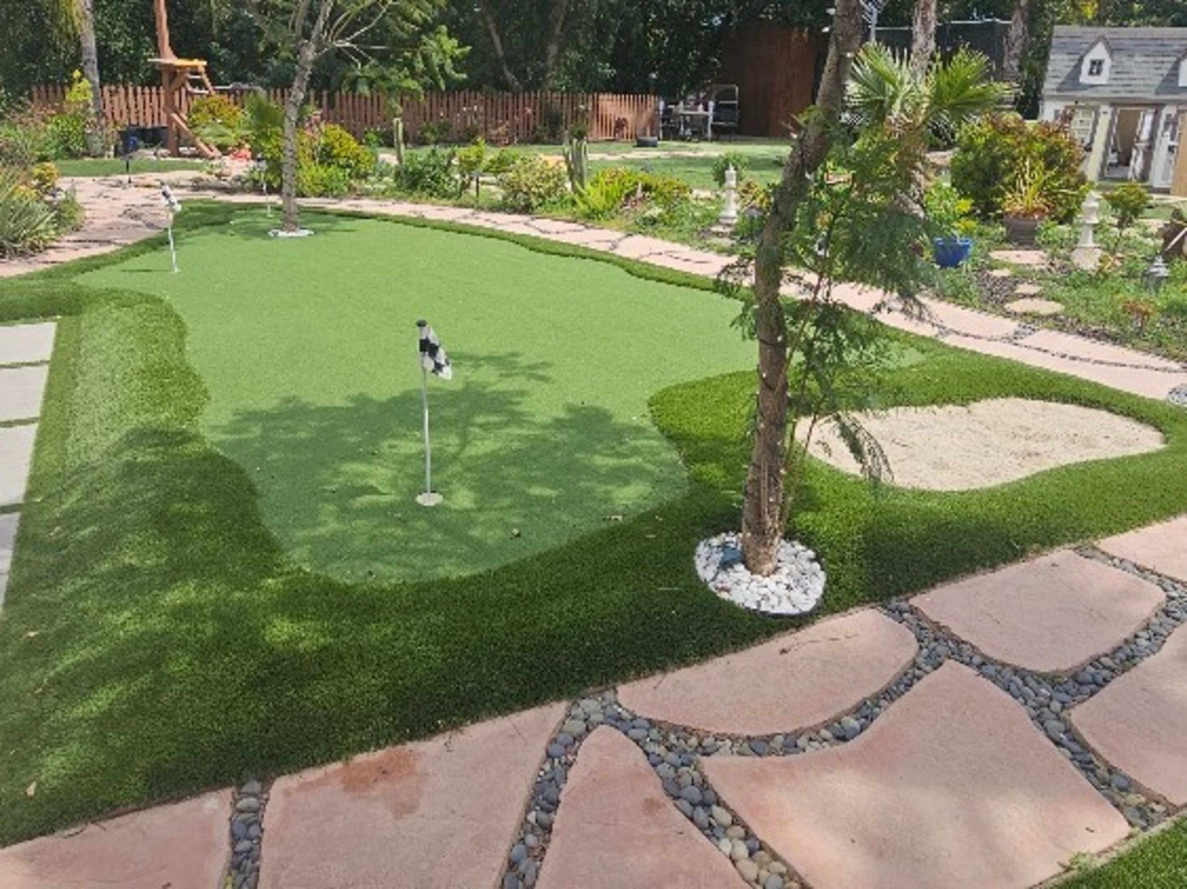 2 putting greens