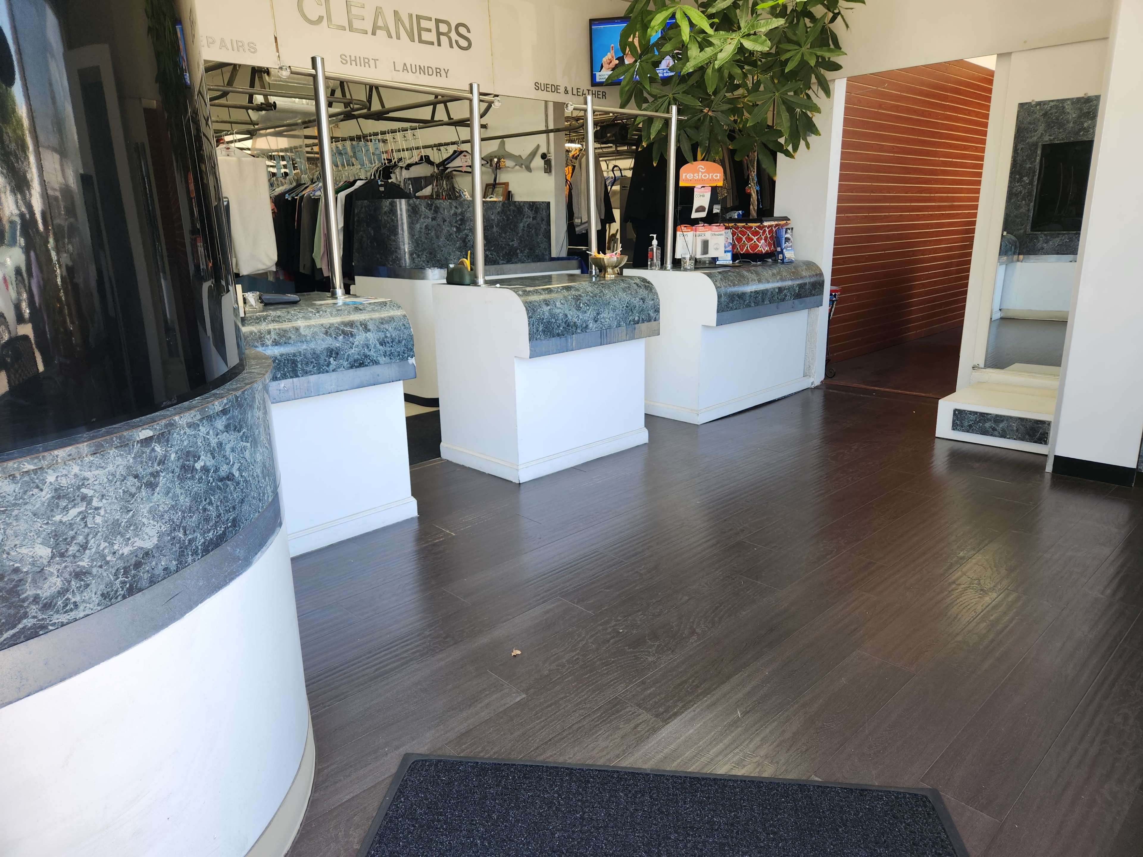 Dry cleaners with all of the equipment Image in Beverlywood, Los Angeles, CA