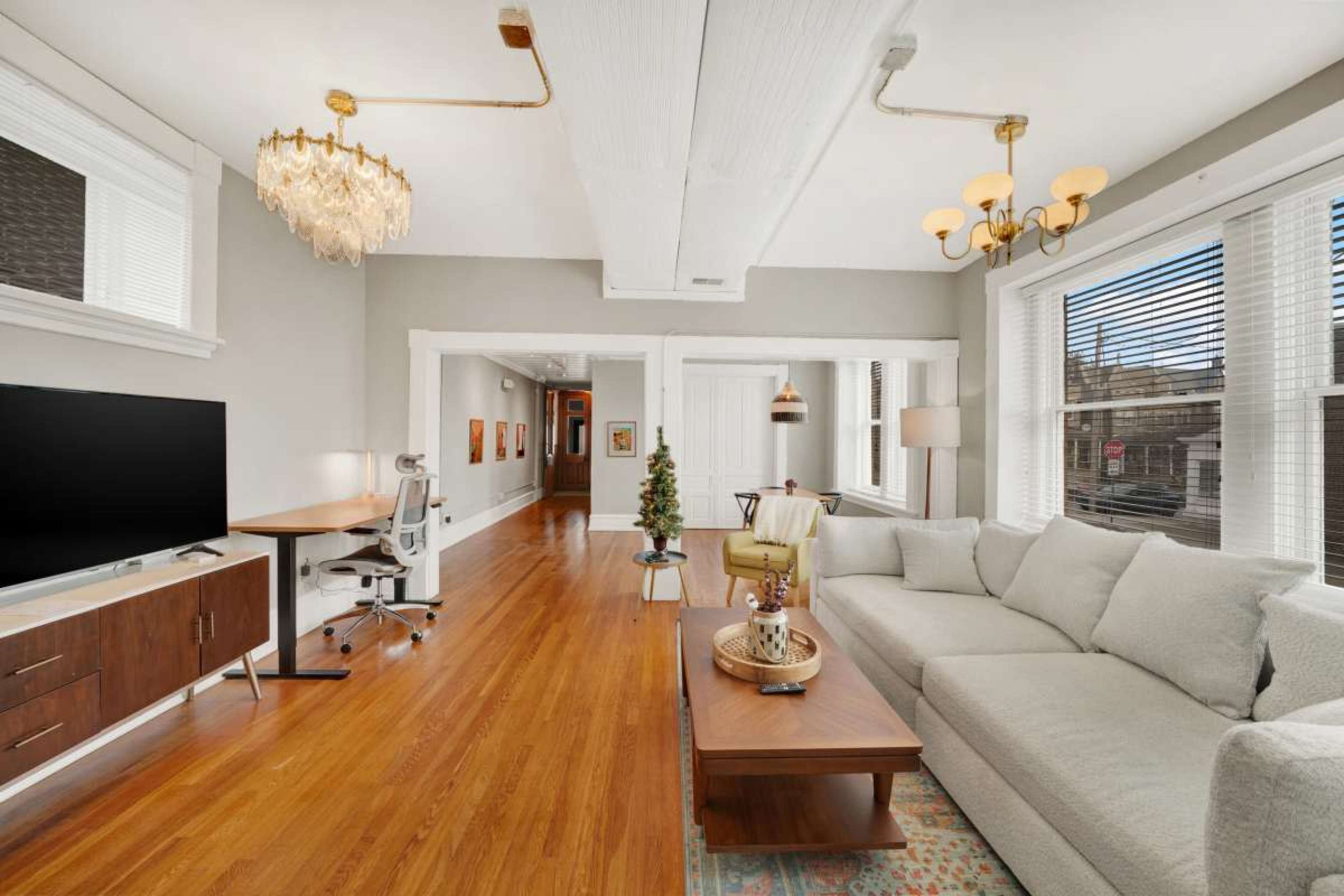 Huge Historic apt Soaring Ceilings w parking lot Image in Hilltop, Wilmington, DE