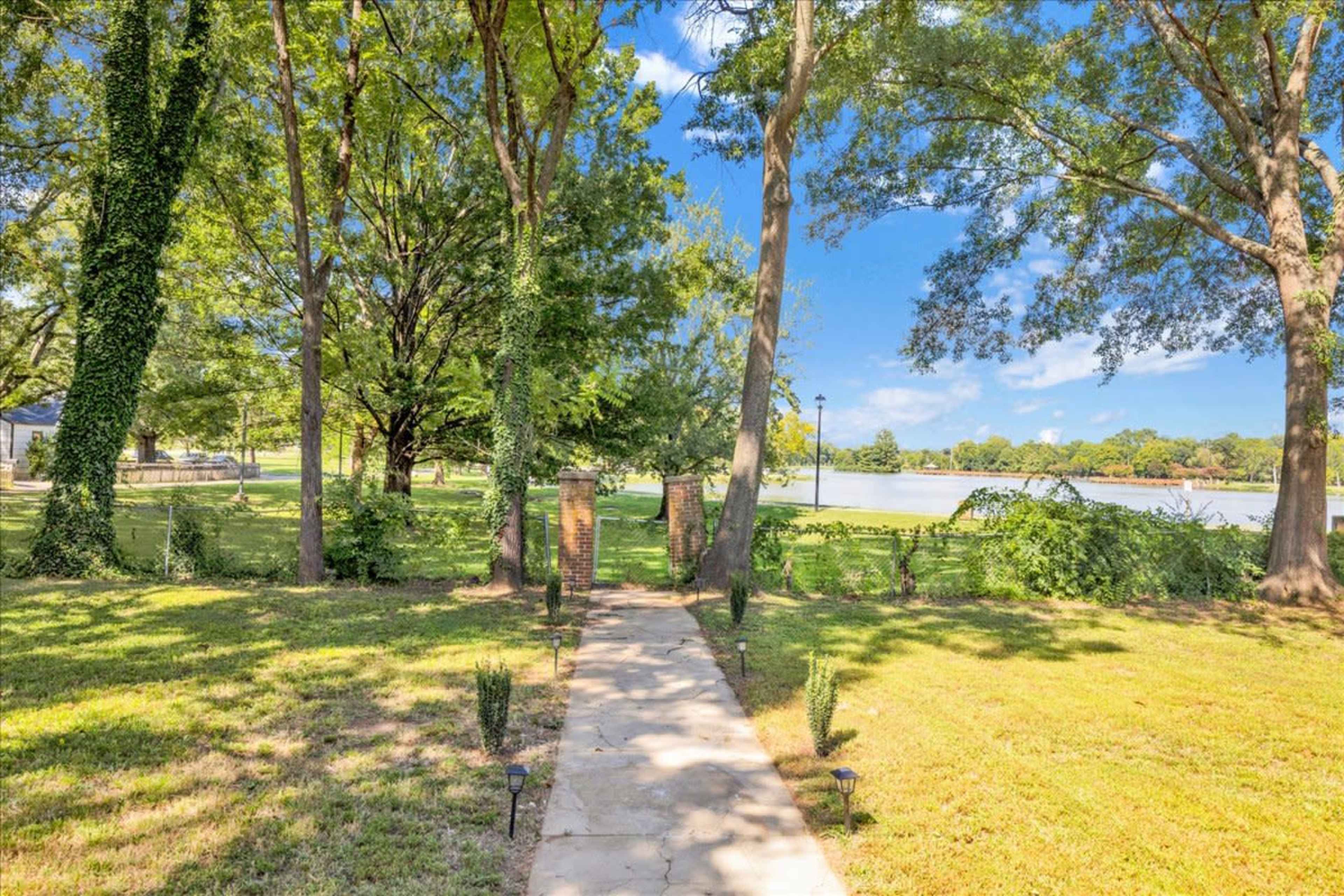 #LakeHouse Fun, Fishing, & Games w/ Creative Corner - Near Airport/BJCC/Downtown/Crossplex Image in North Eastlake, BRIMGINHAM, AL