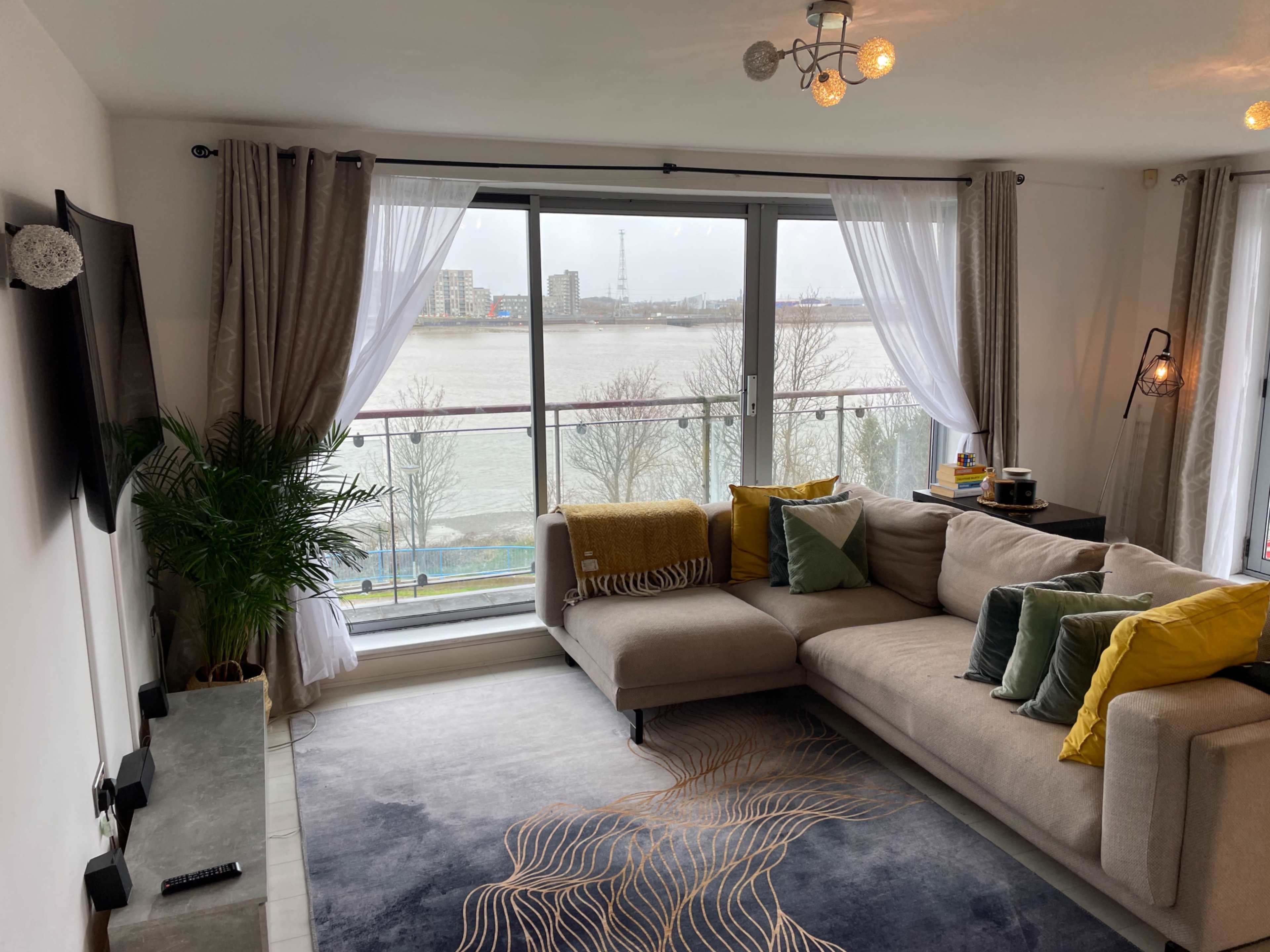 Riverside apartment Image in London, London, ENG