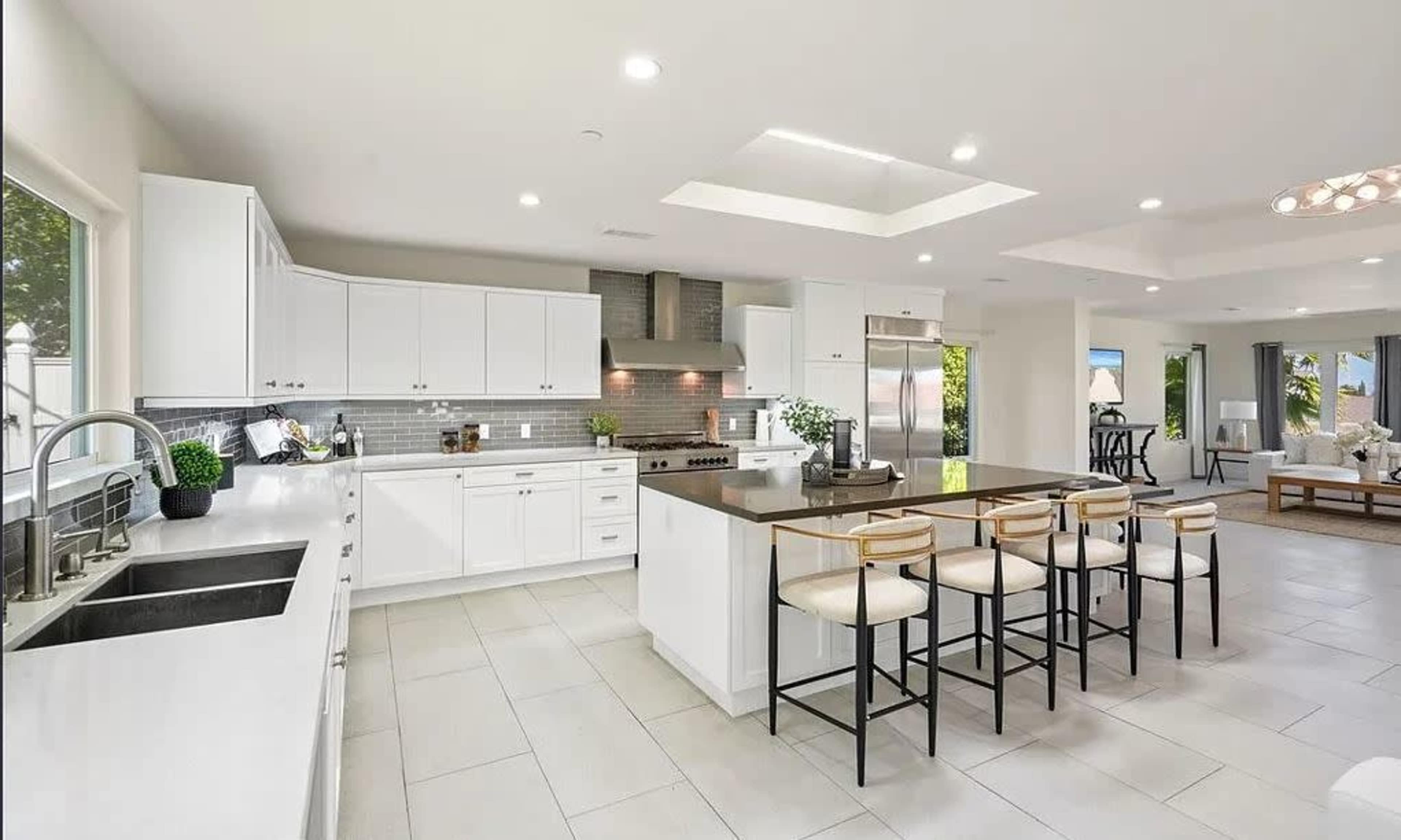 BRIGHT MINIMAL OASIS: WHITE WALLS, MODERN FLOW Image in Tarzana, Los Angeles, CA