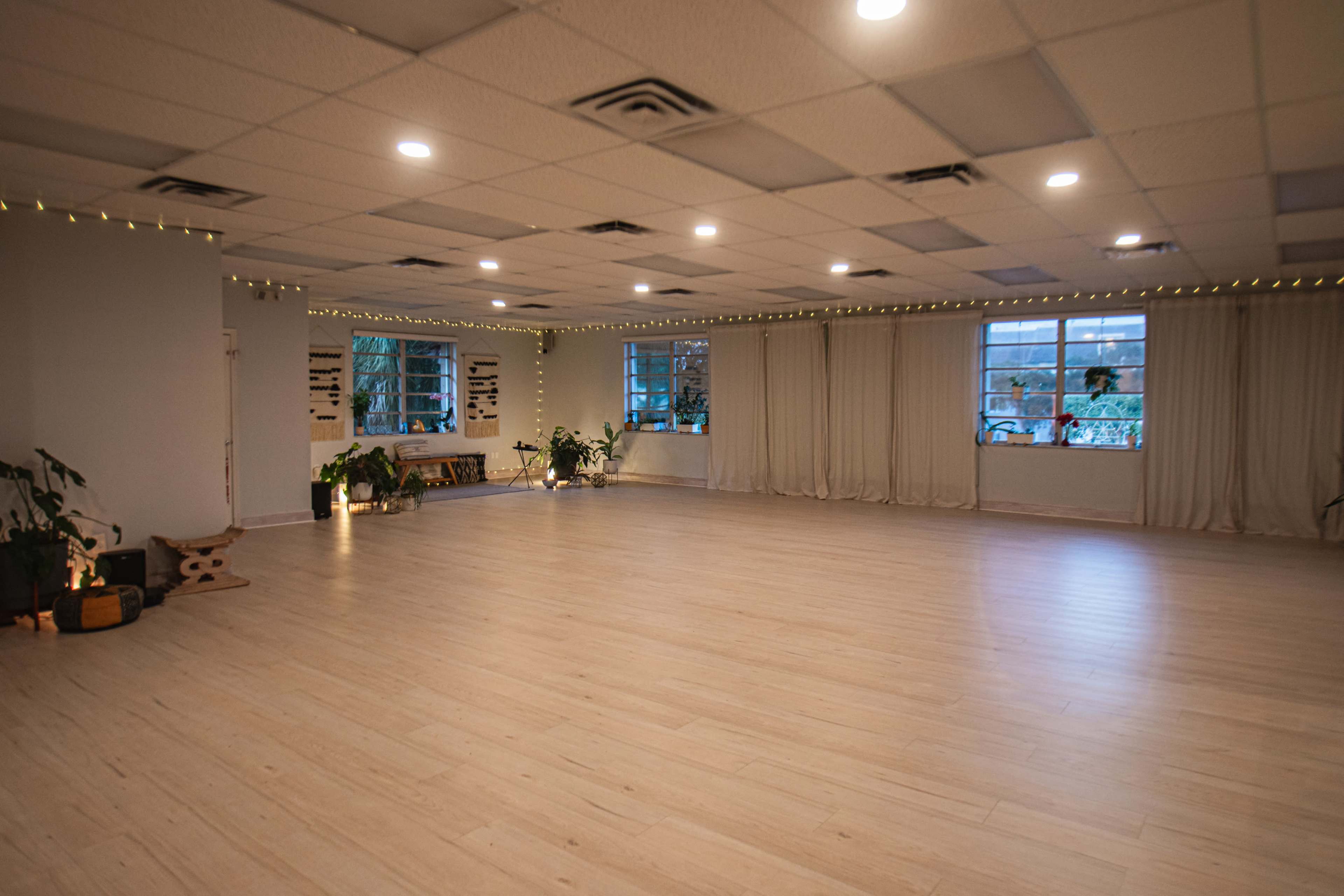 Beautiful, clean, well decorated, good energy space! Image in Glenvar Heights, Miami, FL