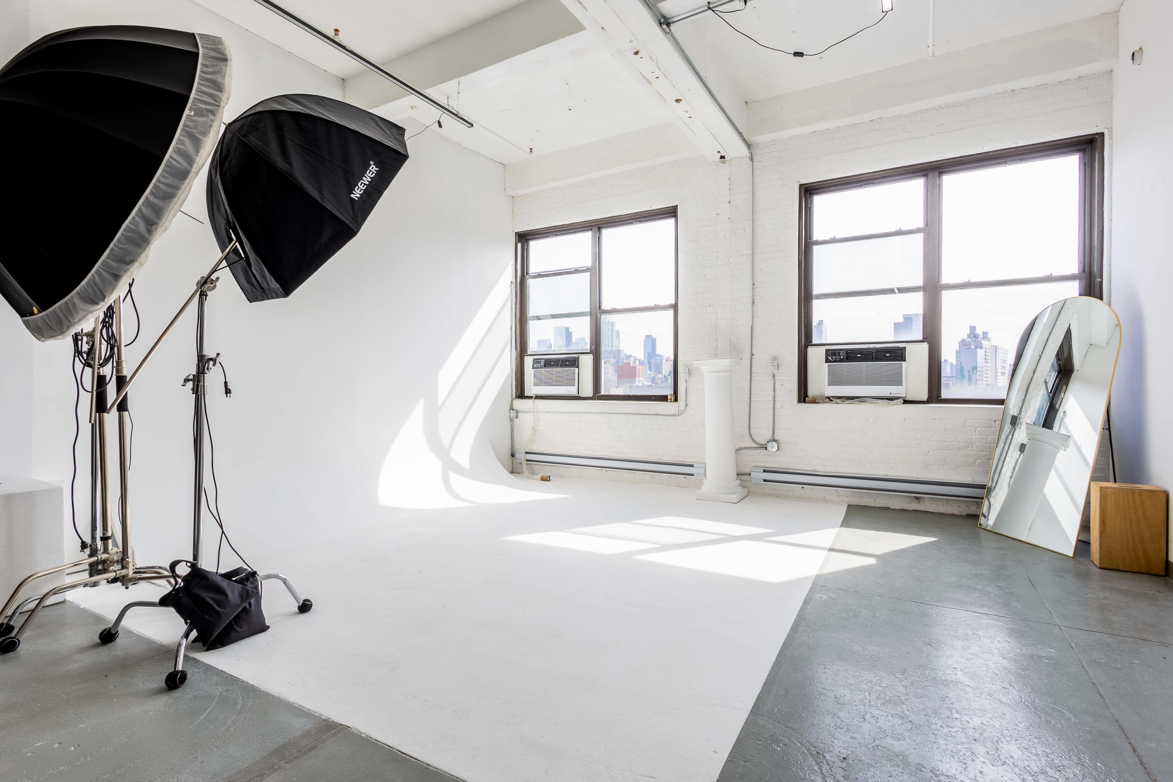 Natural Light Photo Studio with CYC Wall & Skyline View Image in Astoria, QUEENS, NY