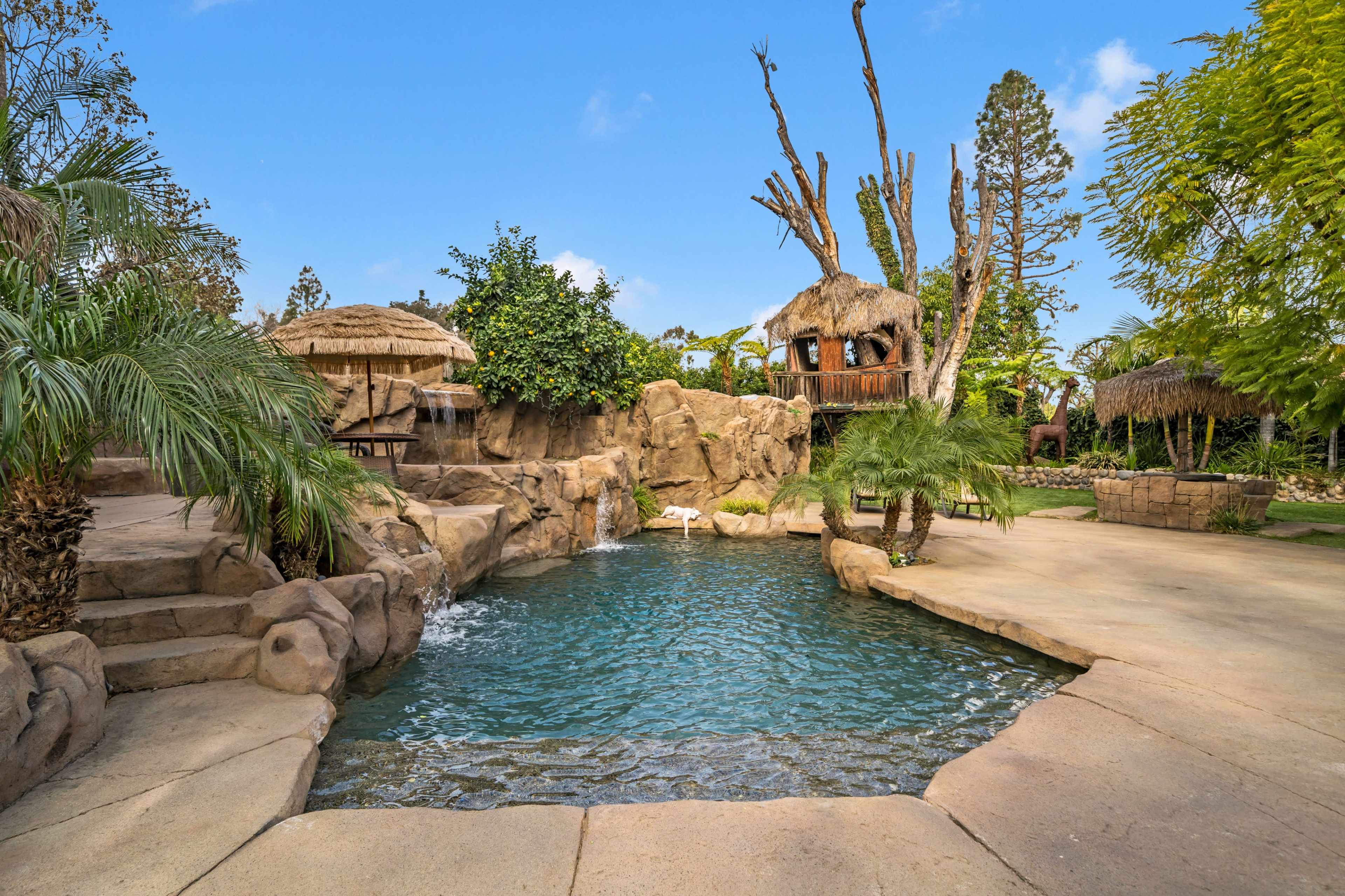 MAGICAL VALLEY VENUE: PERFECT FOR PRODUCTIONS Image in Valley Village, Valley Village, CA