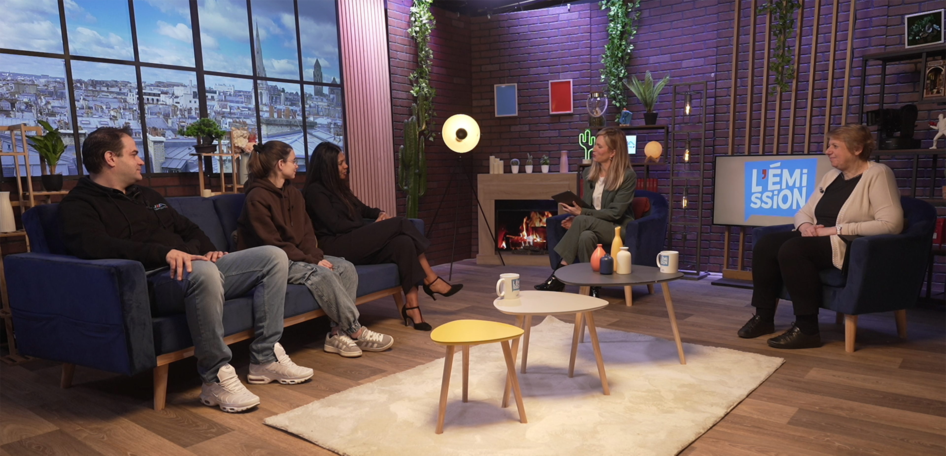 Studio de tournage live avec plateau multi setup et mur d'écrans Image in Necker, Paris, 