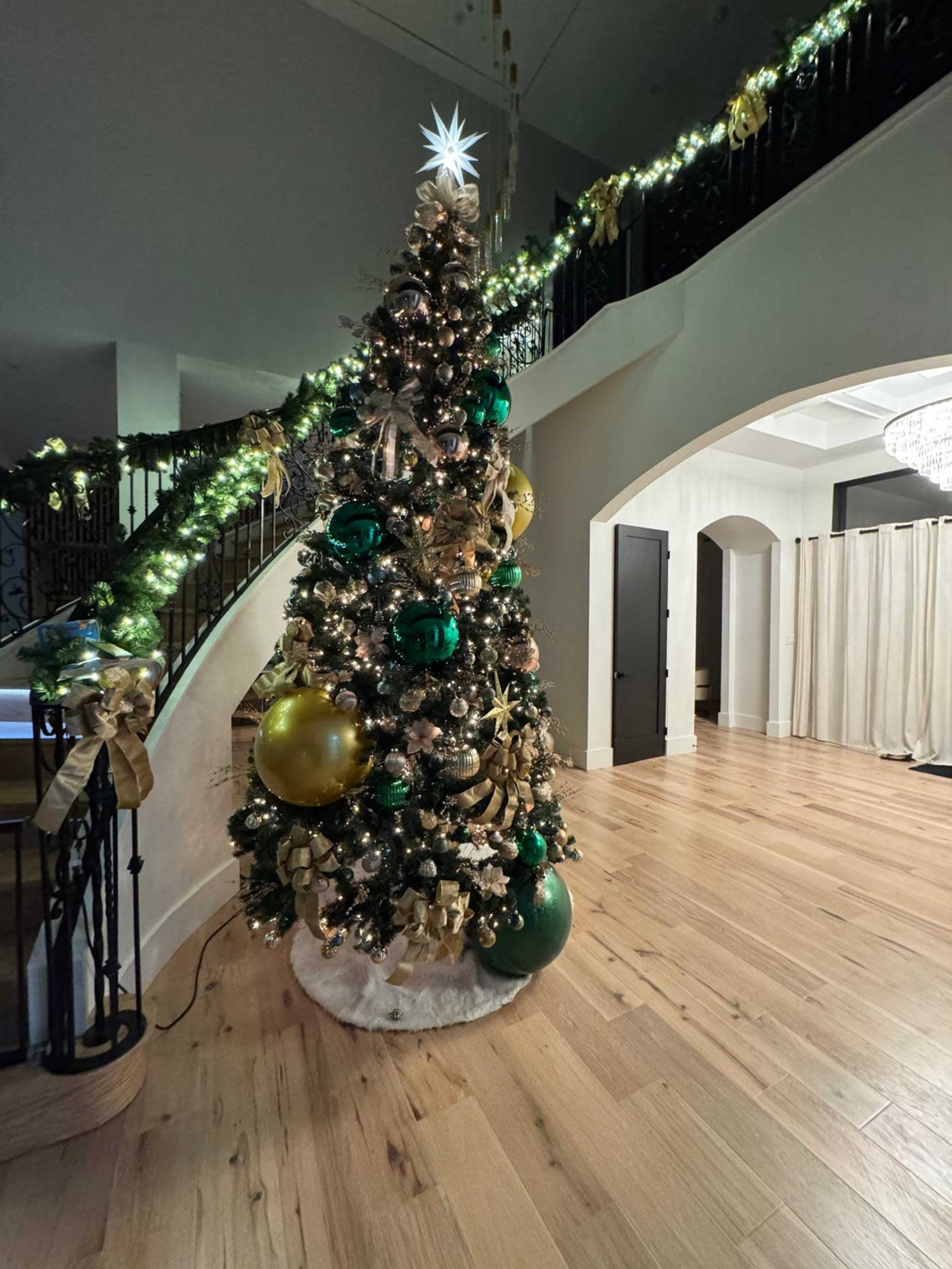 📸Capture the Holidays: Stylish Space with Decorated Tree🎥 Image in South Fulton, Atlanta, GA