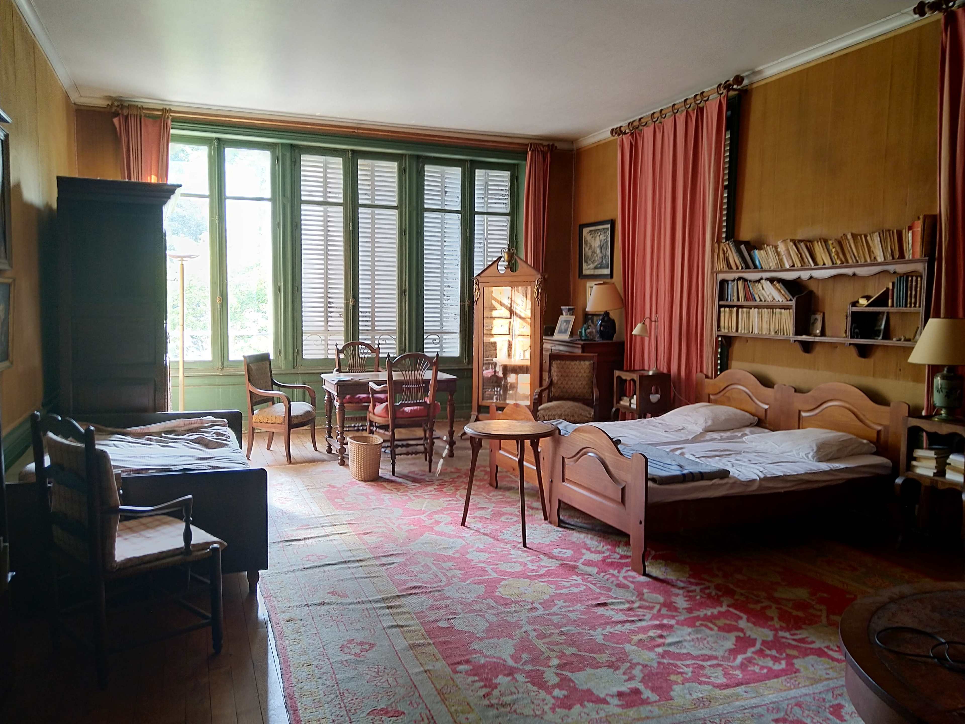 Country Manor in the middle of a large garden. Image in , Jarnac