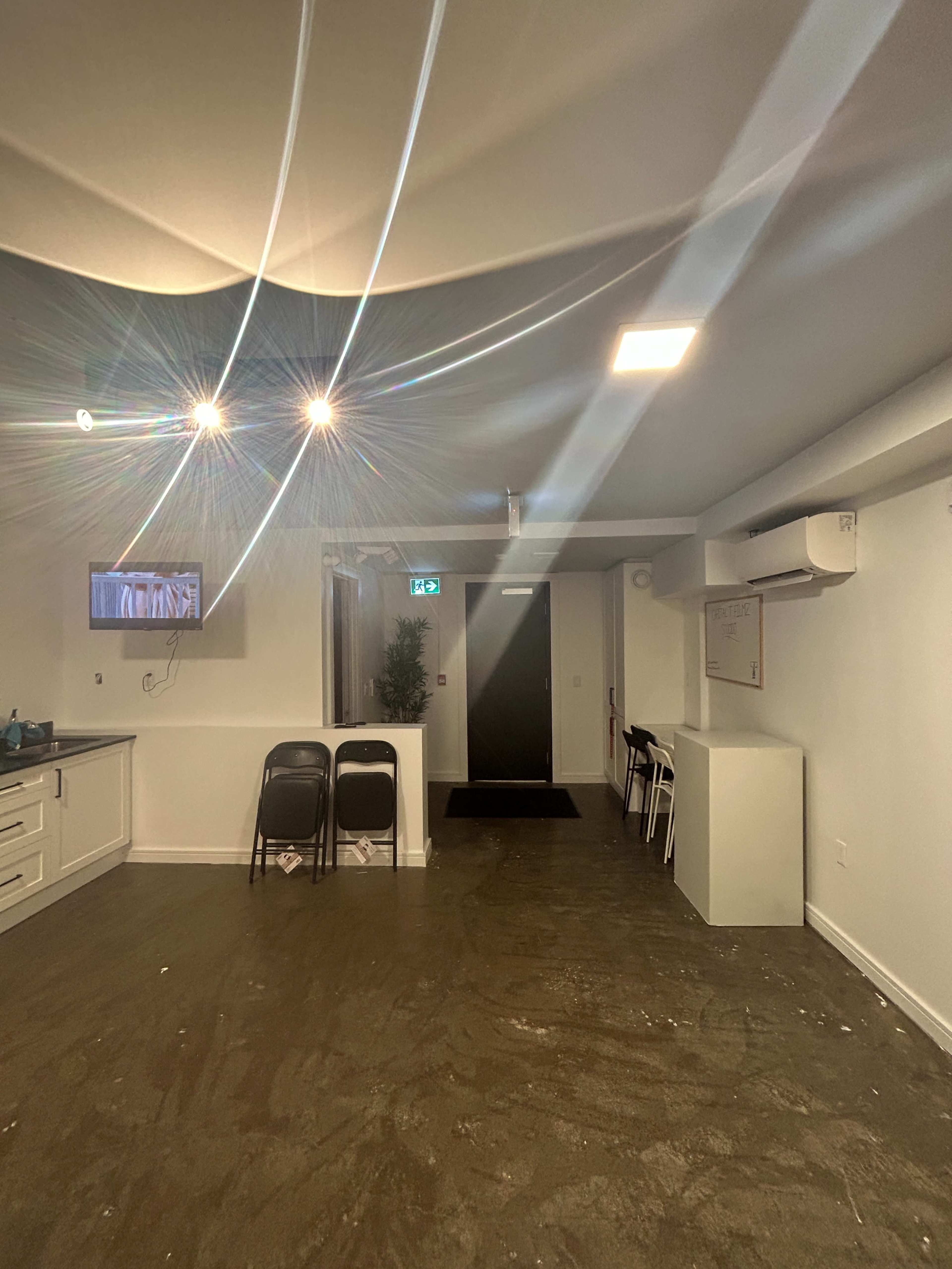 Cozy Basement Photo/video Studio Image in Alderwood, Etobicoke, ON