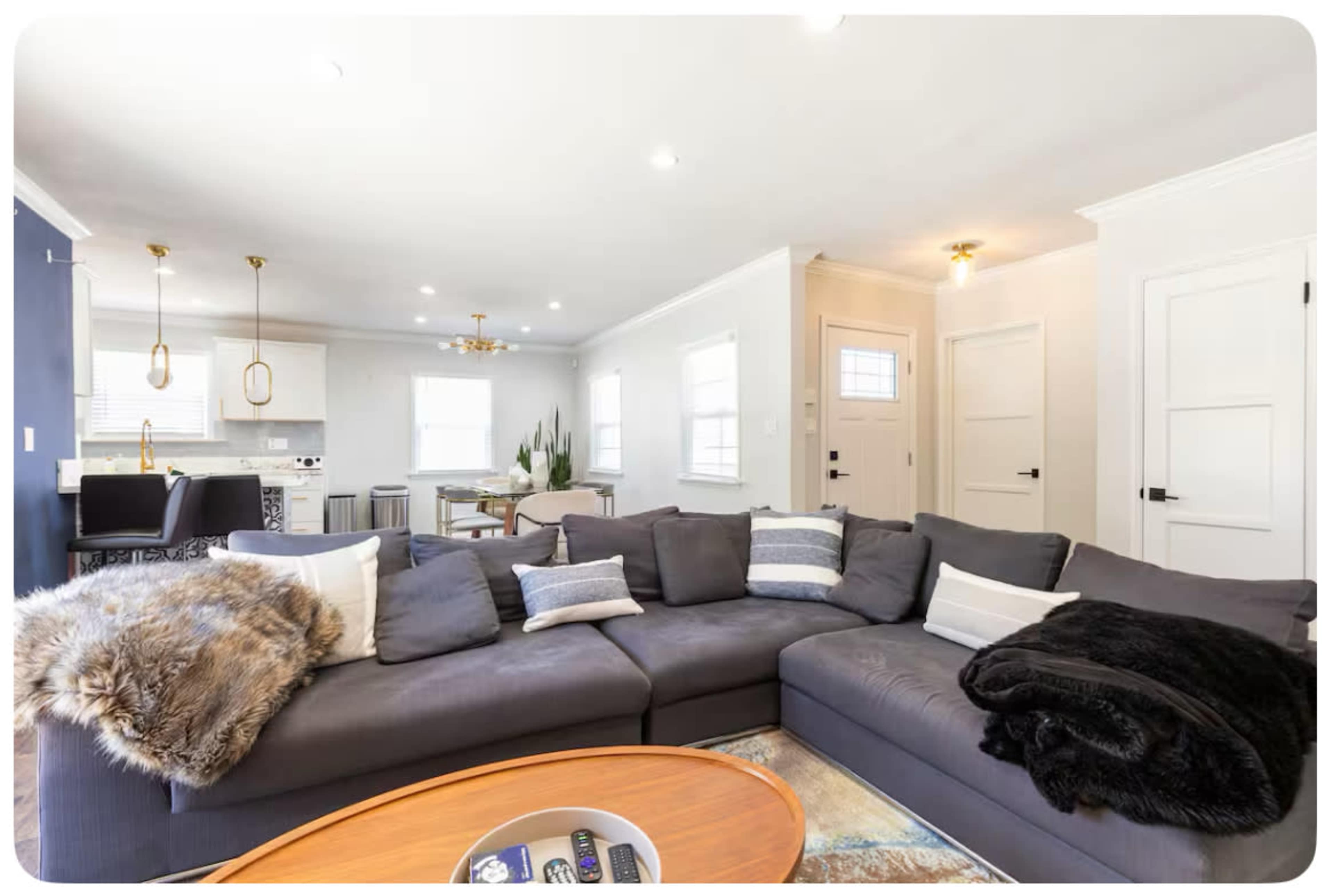 Midcentury Modern South LA Home (Full Gym, Chef’s Kitchen, Big Backyard) Image in South Los Angeles, Los Angeles, CA