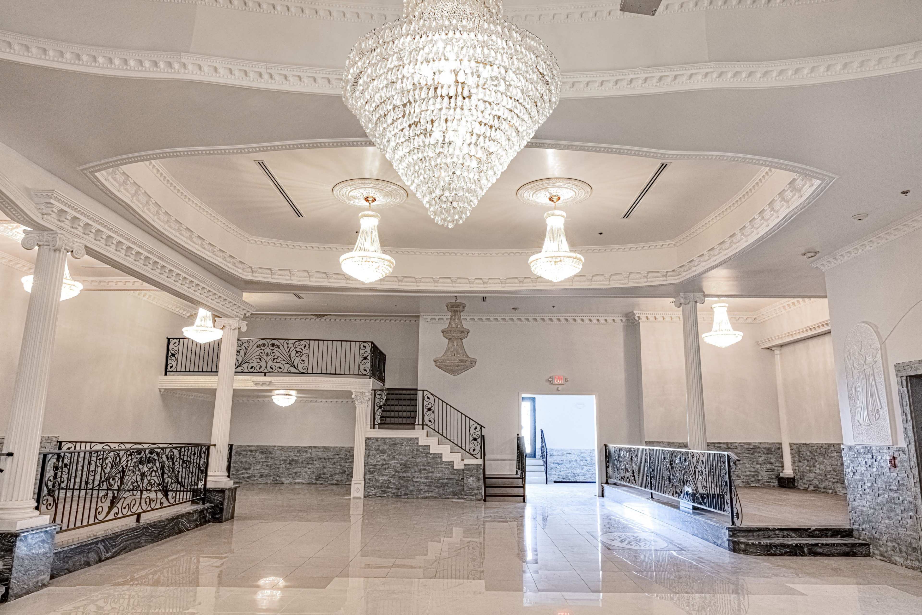 SPACIOUS BANQUET HALL WITH ROAMN EMAPIRE ACCENTS Image in Valley Glen, north hollywood, CA