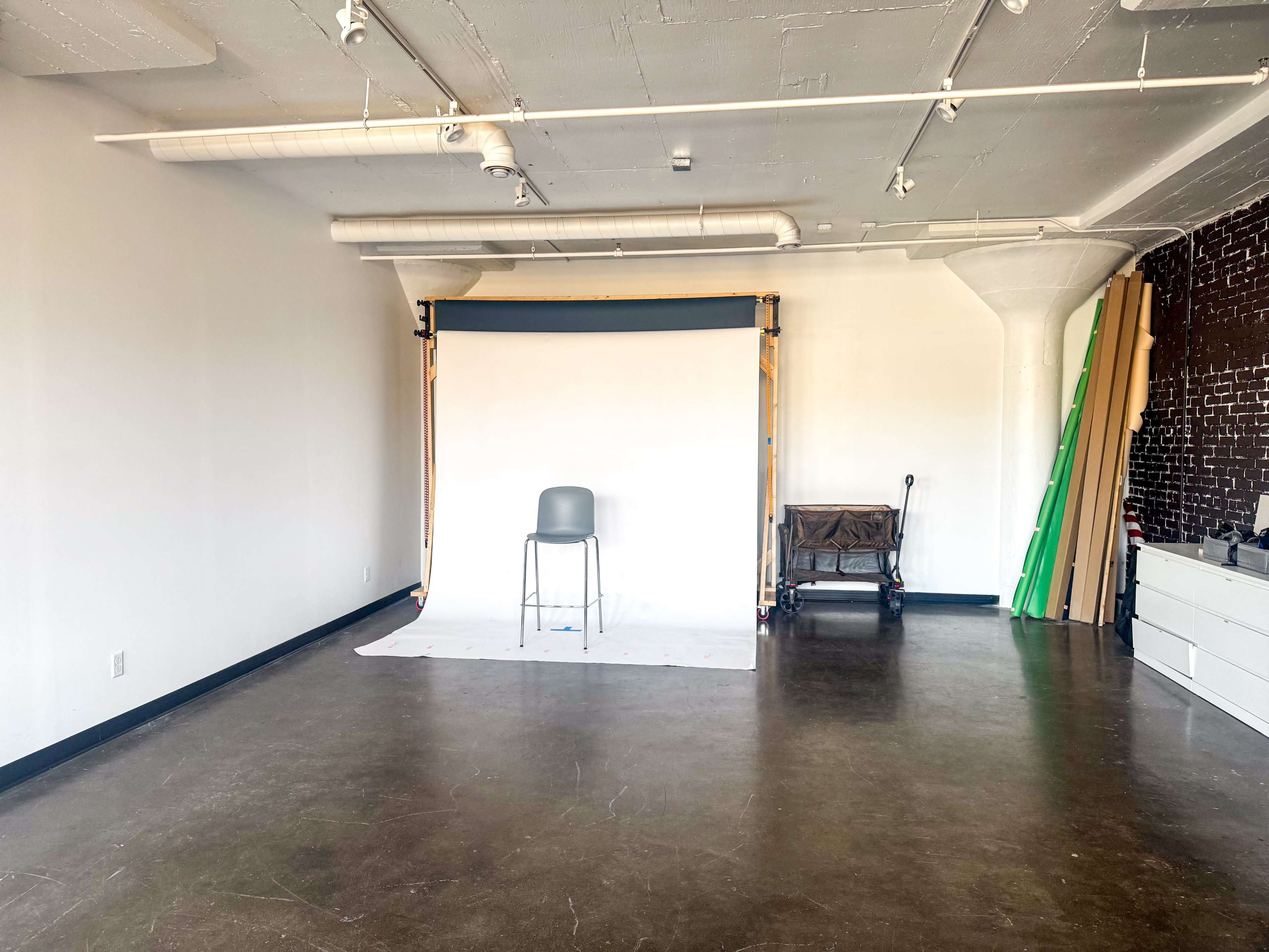 Vintage-Inspired Creative Space for Shoots & Private Parties Image in Near North, Minneaplis, MN
