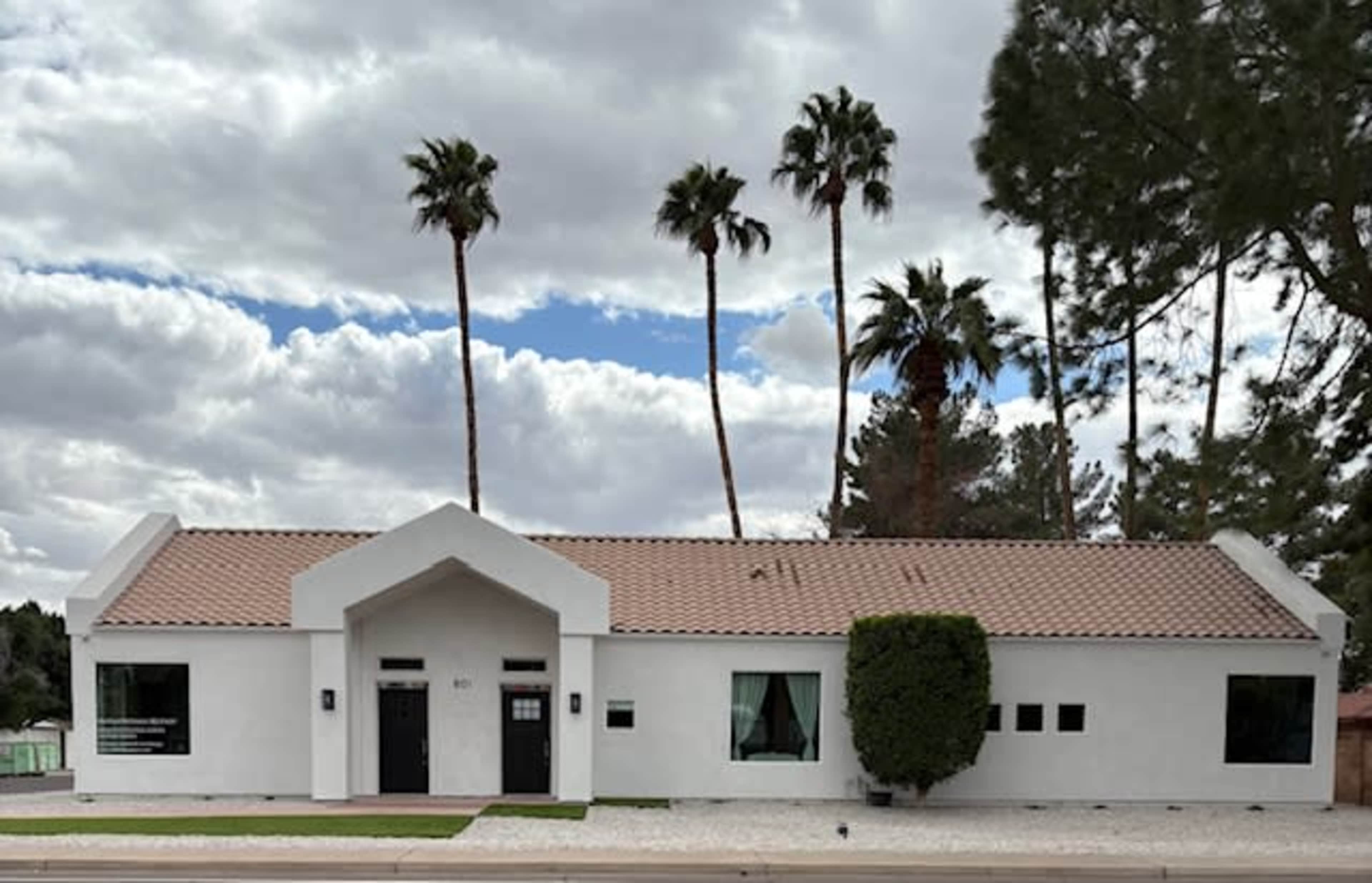 Centrally Located Studio with Beautiful Lighting and Earthy Vibes Image in Alhambra, Phoenix, AZ