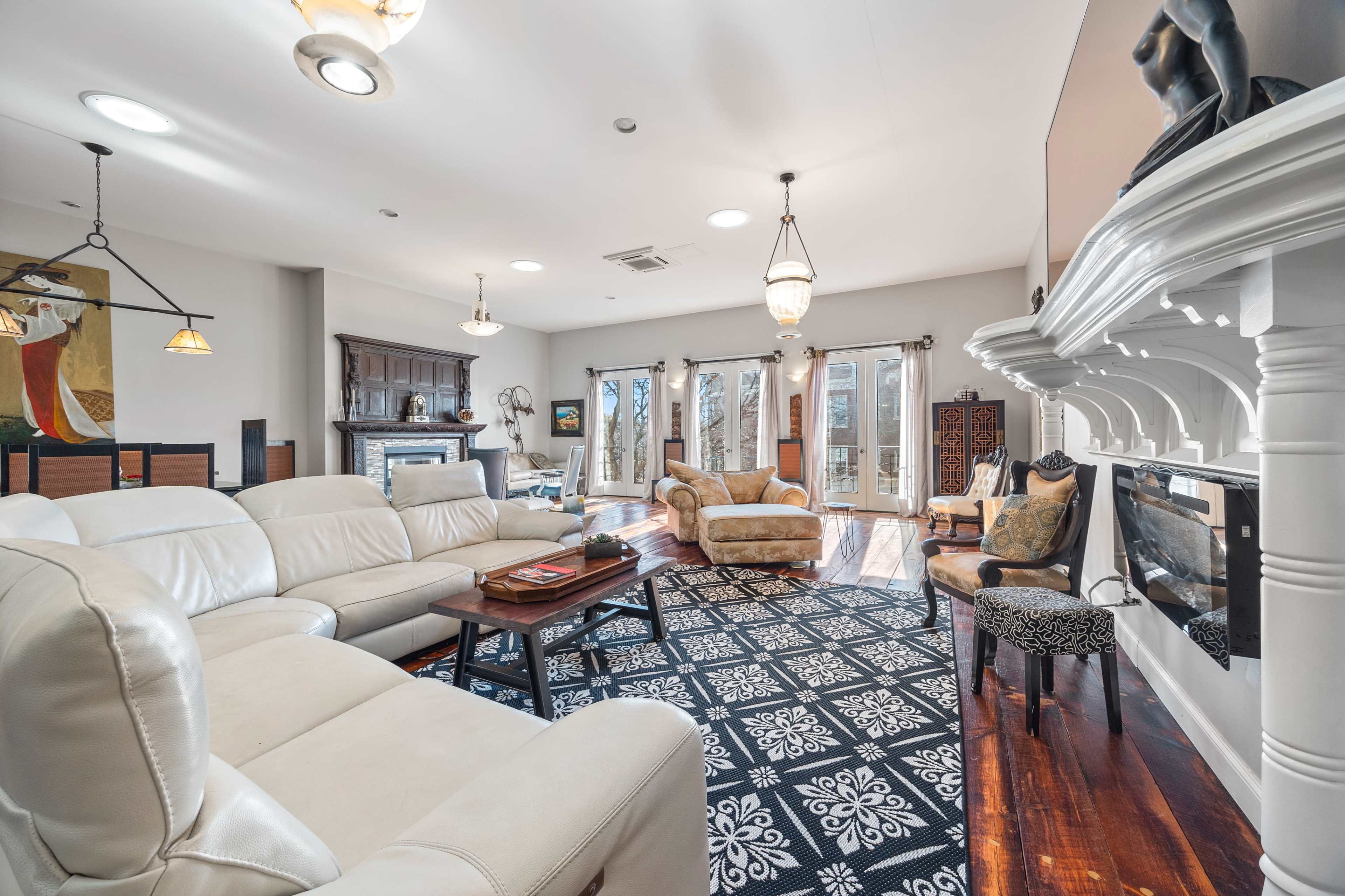 Gorgeous Open Floor Penthouse w/ French Doors & 2 Bedrooms Image in Proviso Township, Forest Park, IL