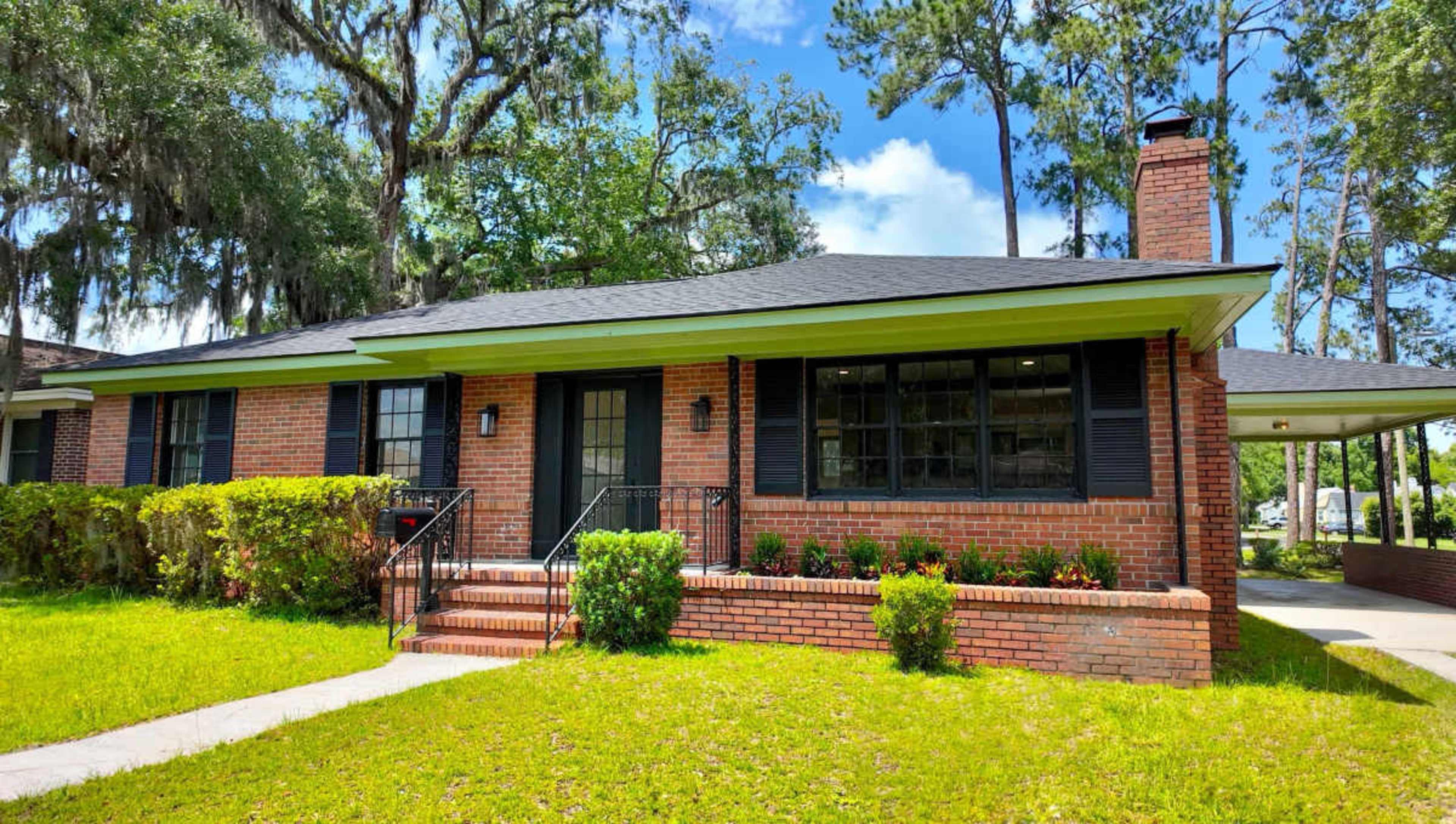 Midtown Luxury Bungalow - Fully Fenced - Adorable 1950's Brick Image in Live Oak, Savannah, GA
