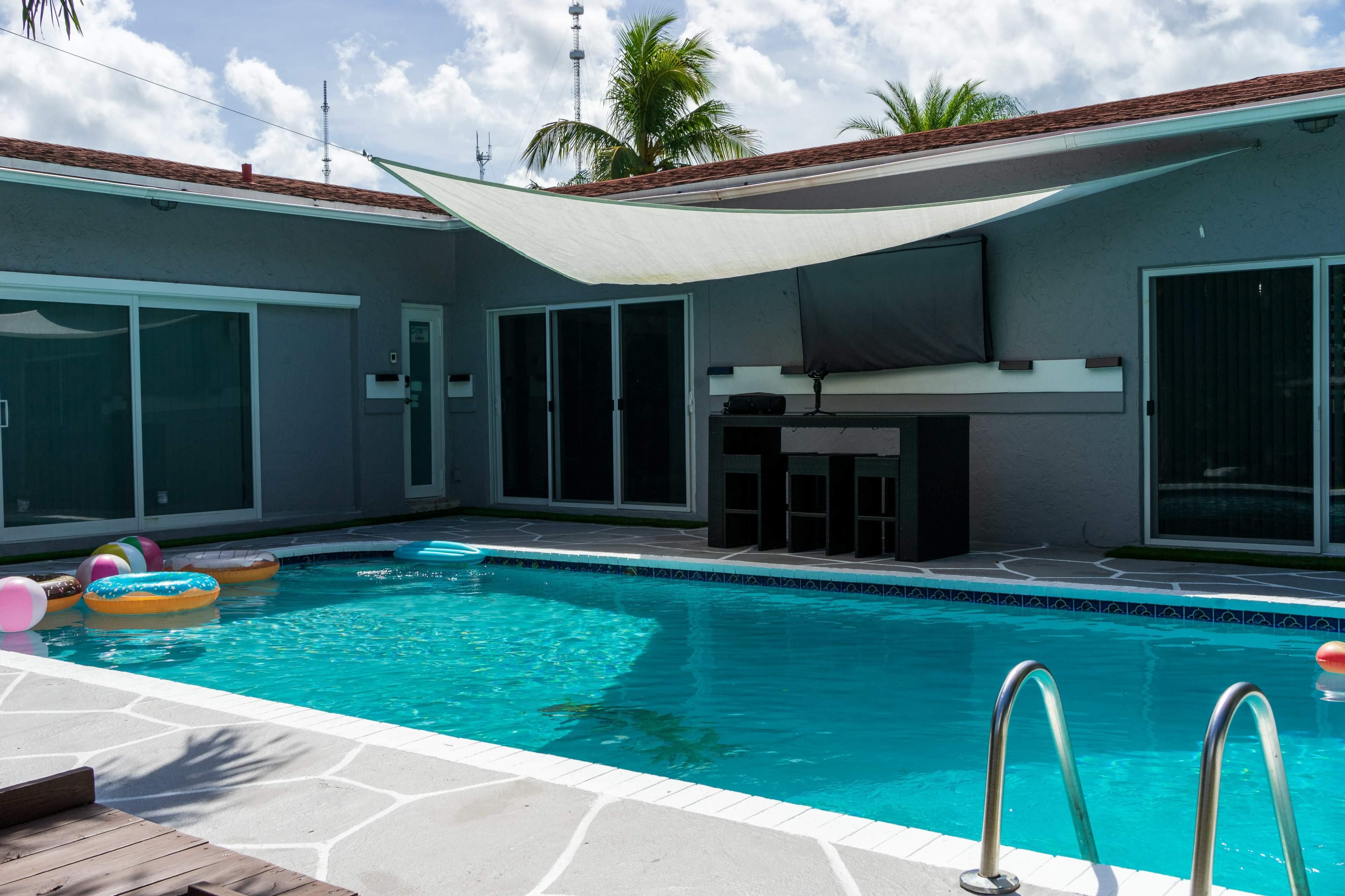 Versatile Poolside Oasis w/ Luxe Lounge, Projector, Full Kitchen Great for Large Productions Image in West Park, West Park, FL