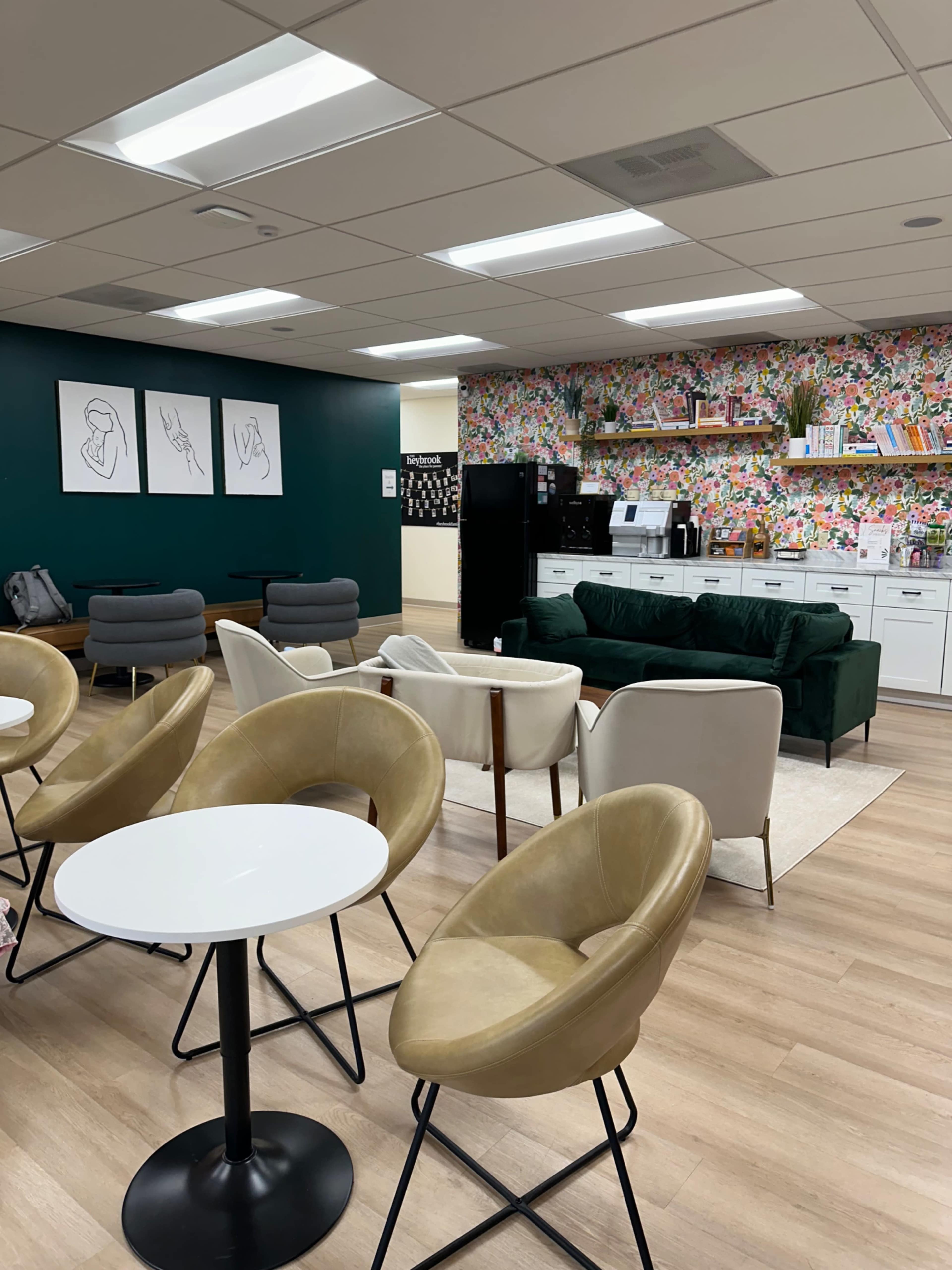 Large Open Studio + Lounge Area Image in Lakeview, Kirkland, WA