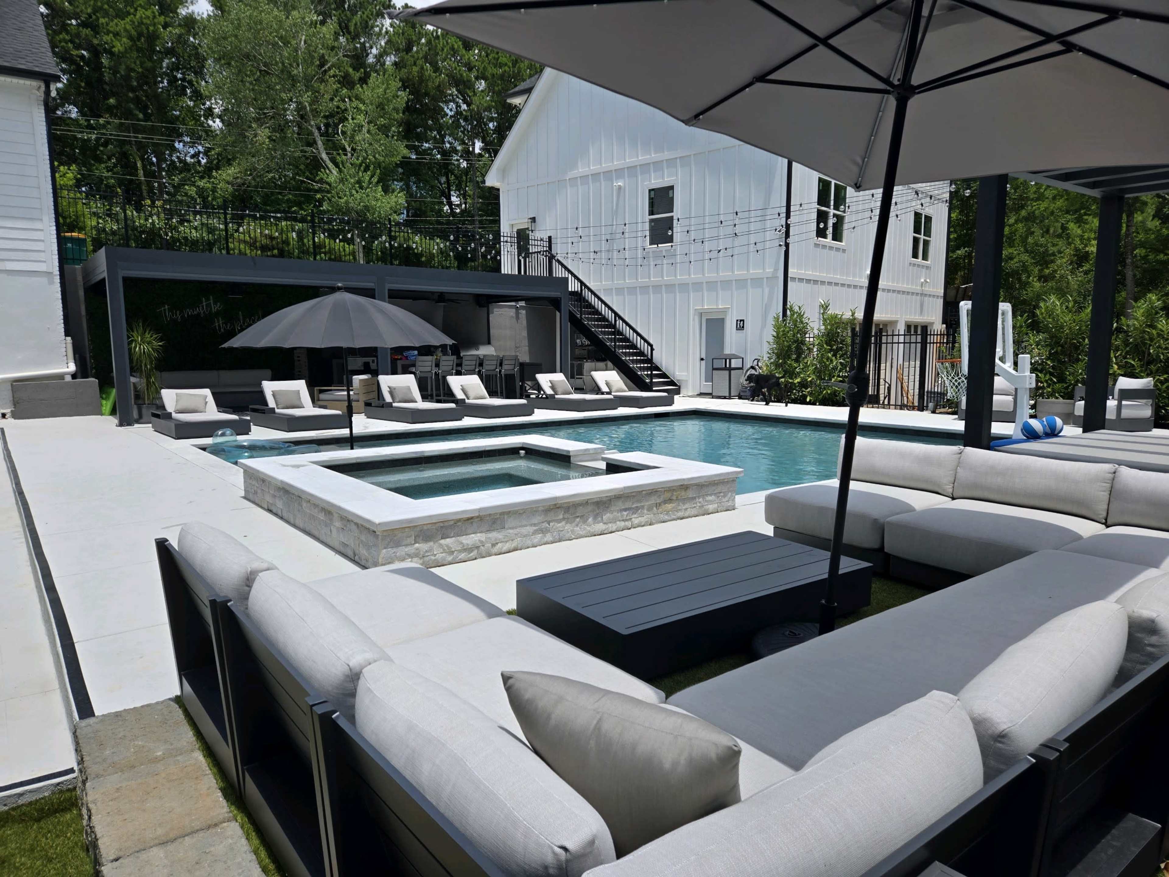 Dunwoody RH outdoor green space and bar Image in Sandy Springs, Atlanta, GA