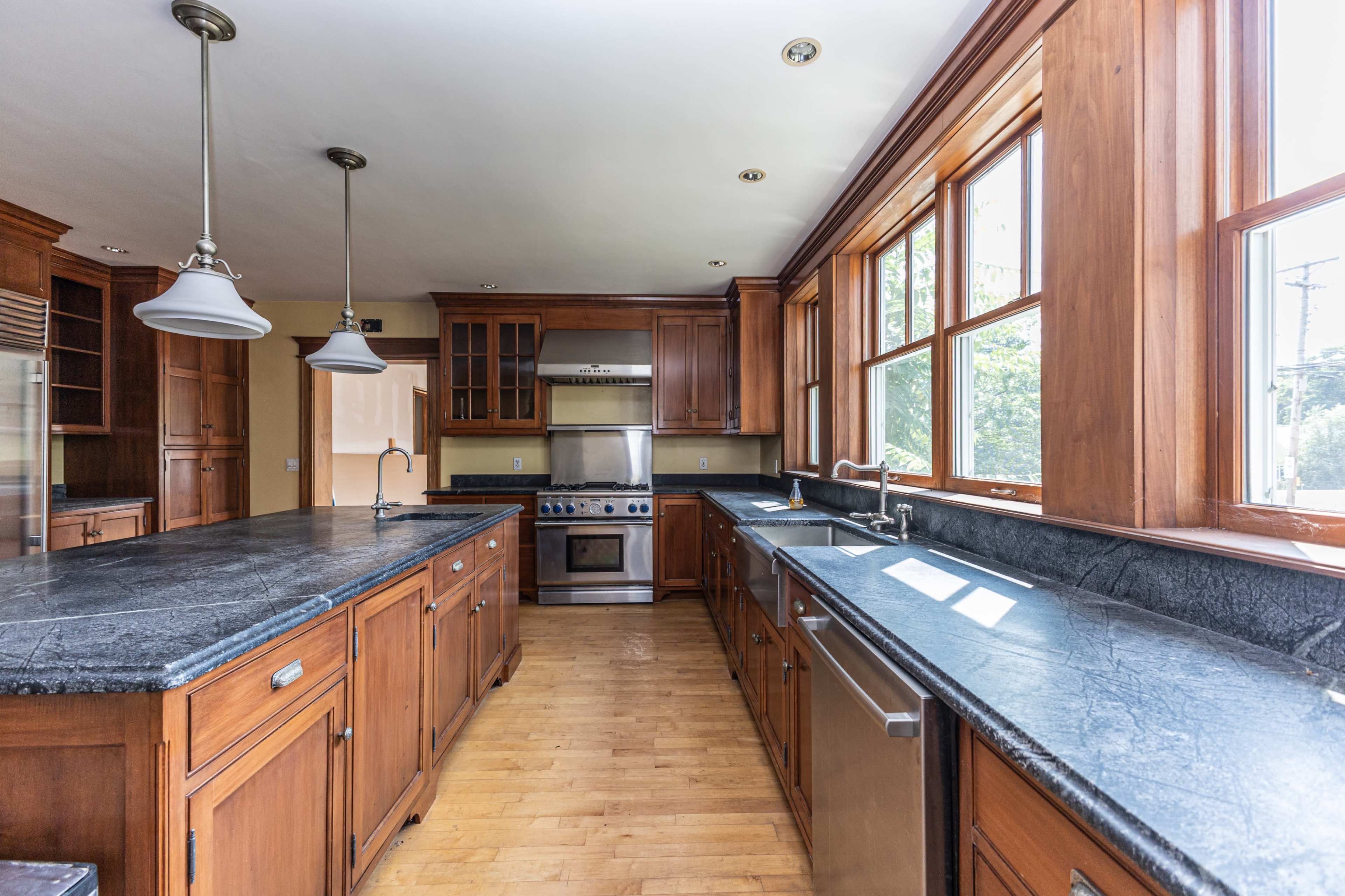 Weathered 1900s Colonial Home — Perfect Horror / Thriller Location Image in Chelmsford, Chelmsford, MA